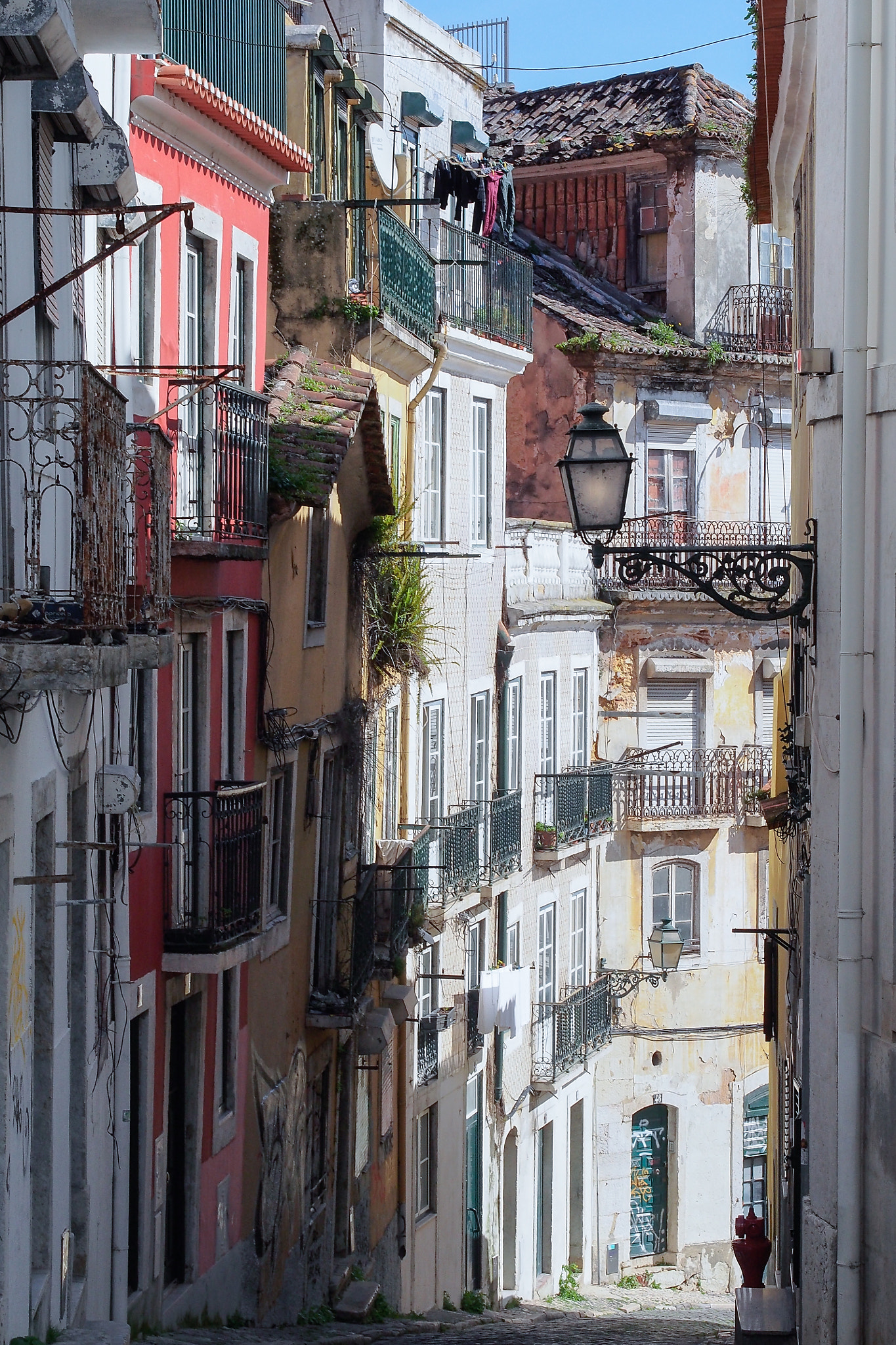 Olympus PEN E-PL5 + Olympus M.Zuiko Digital 45mm F1.8 sample photo. Old lisbon streets photography