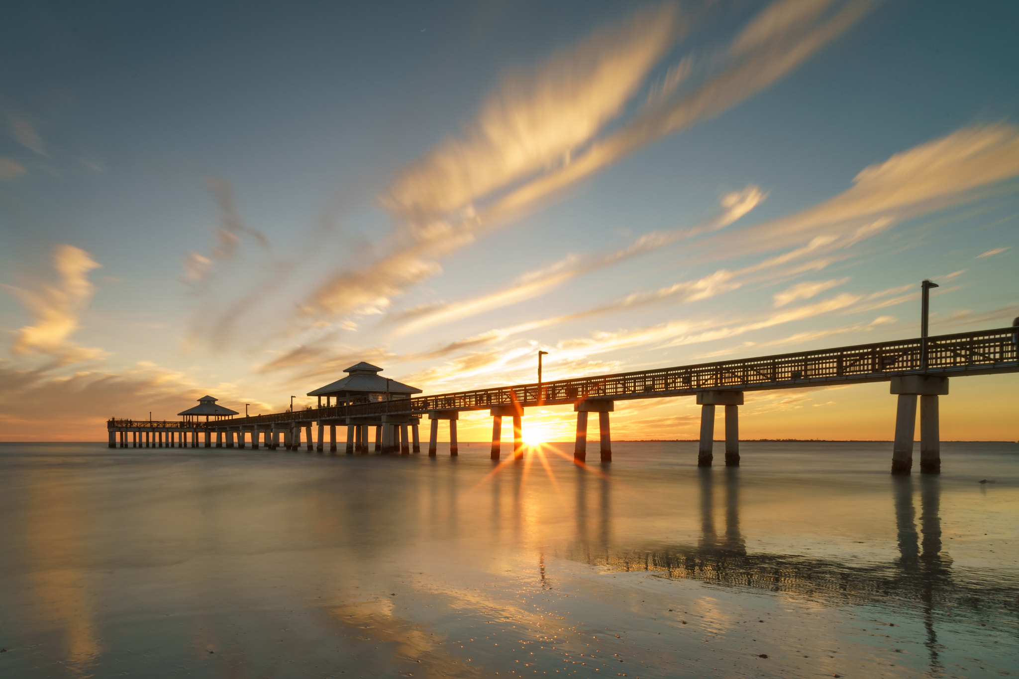 Sony a7R II + Voigtlander SUPER WIDE-HELIAR 15mm F4.5 III sample photo. Sunset fort myers beach pier photography