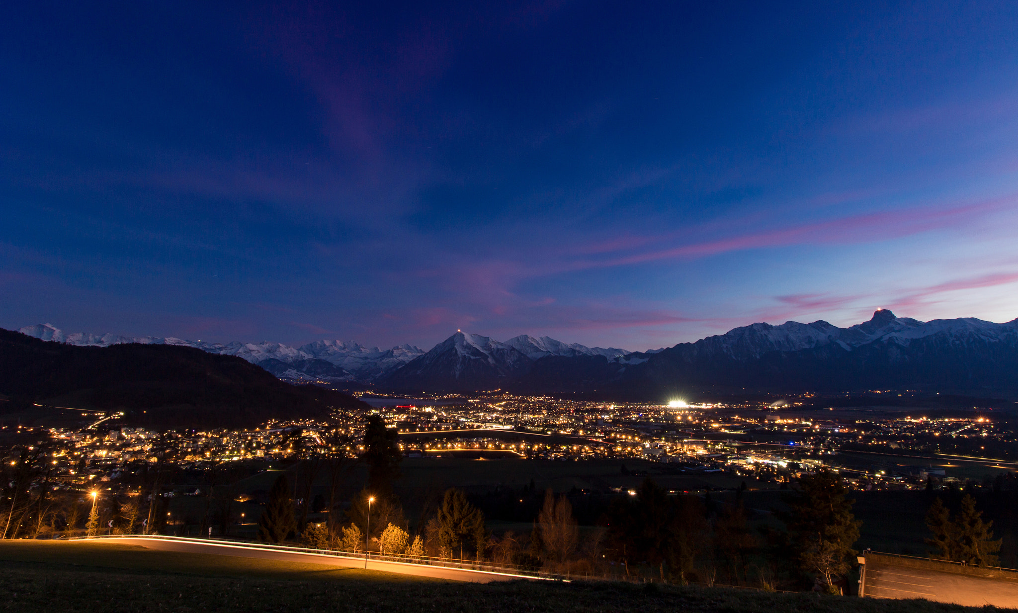 Canon EOS 100D (EOS Rebel SL1 / EOS Kiss X7) + Canon EF-S 10-18mm F4.5–5.6 IS STM sample photo. Thun by night photography