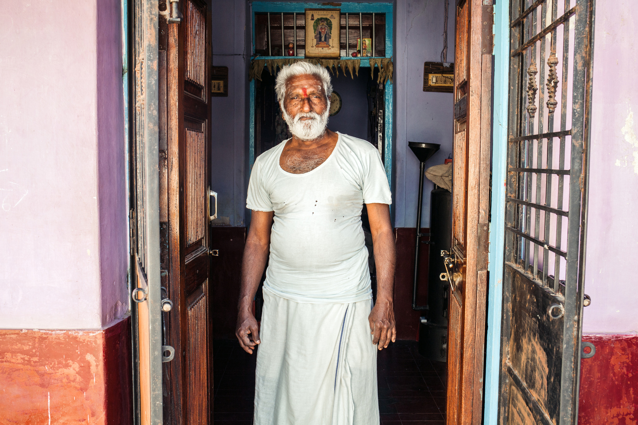 Canon EF 35mm F2 IS USM sample photo. Old man. kamalapur village. karnataka. india. photography