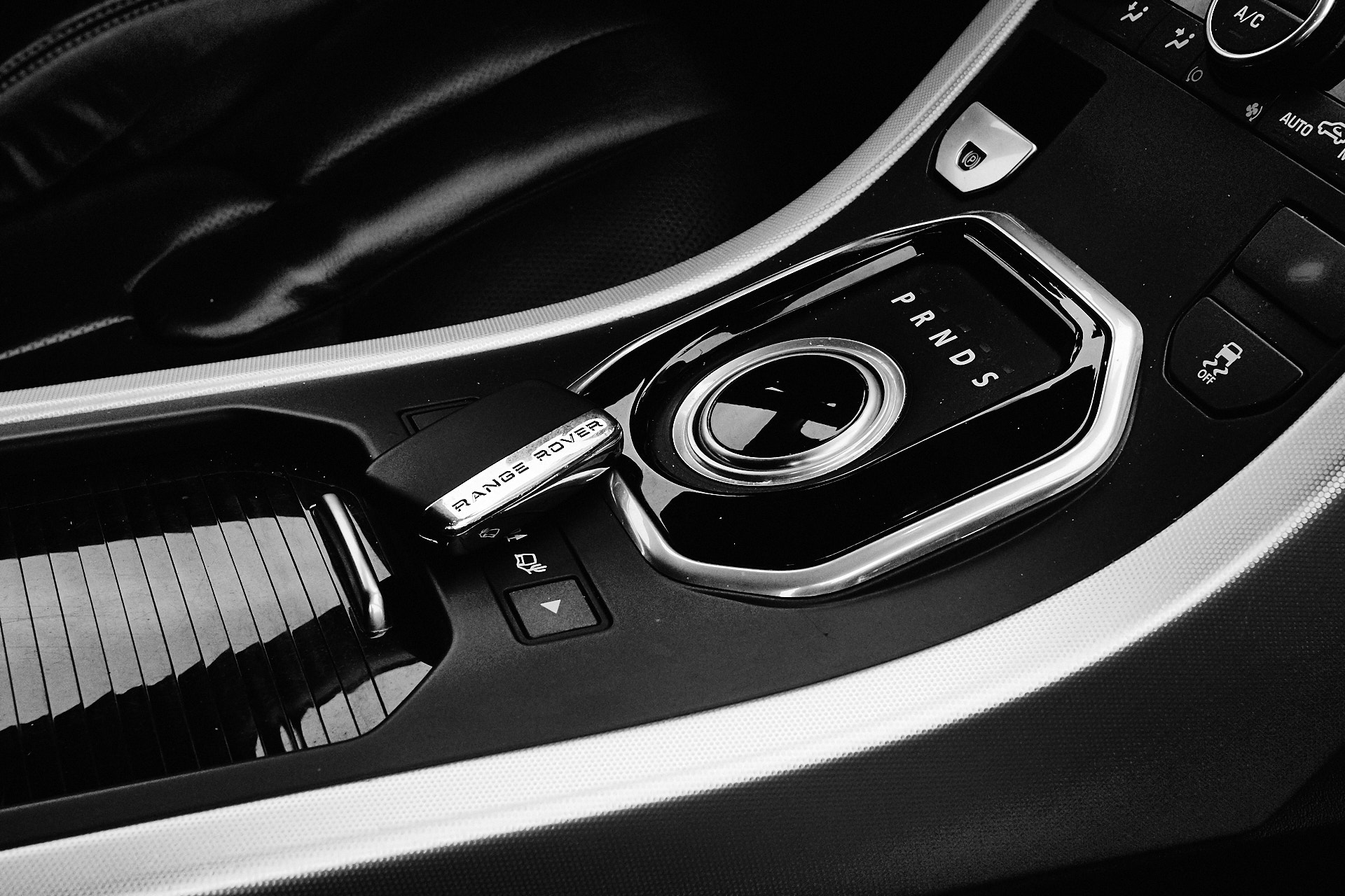 Canon EF 17-40mm F4L USM sample photo. Range rover evoque interior photography