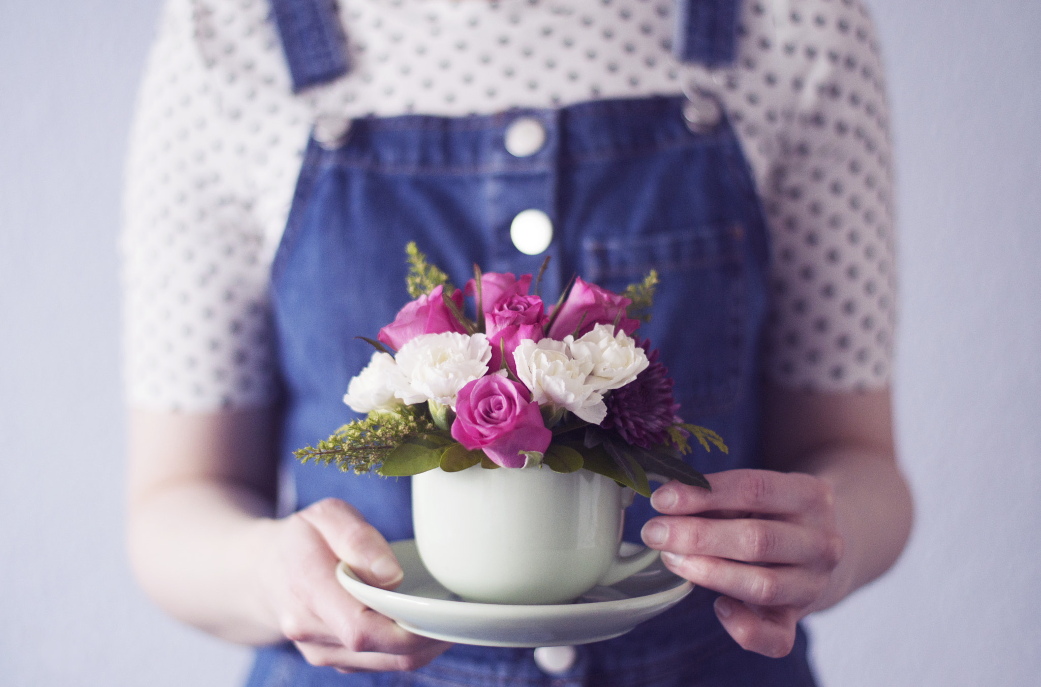 Nikon D3200 + Nikon AF-S Nikkor 50mm F1.4G sample photo. Cup of flowers photography
