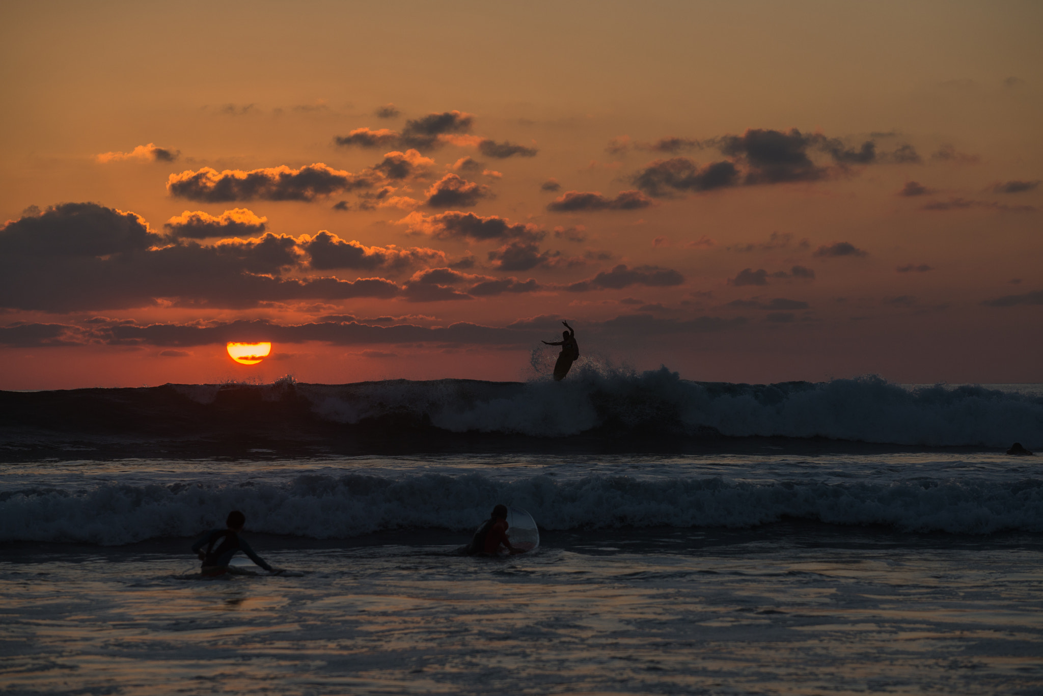Nikon AF-S Nikkor 70-200mm F4G ED VR sample photo. Surf au sunset photography