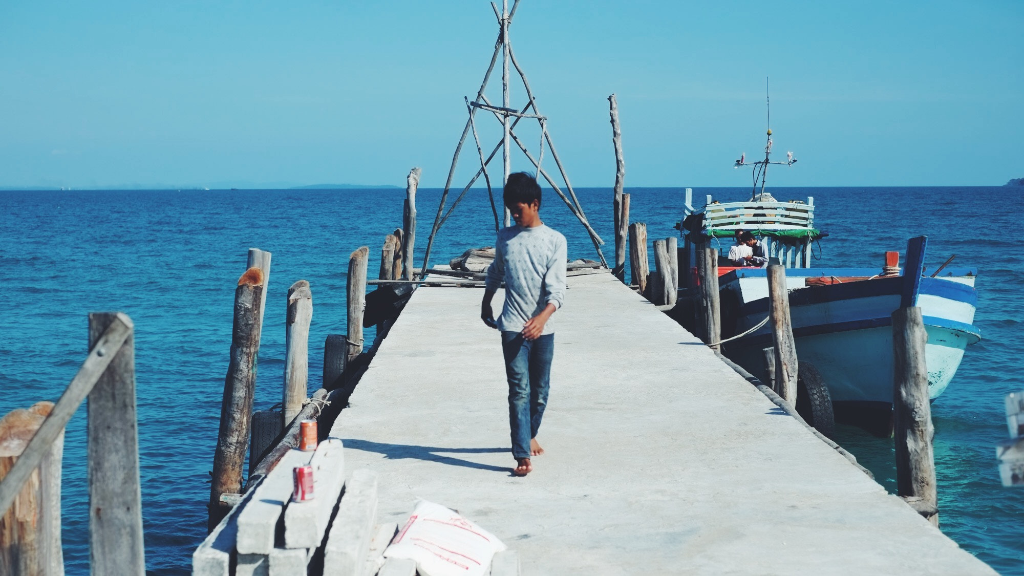 Fujifilm X-Pro1 sample photo. A native boy on the pier. kohrong photography