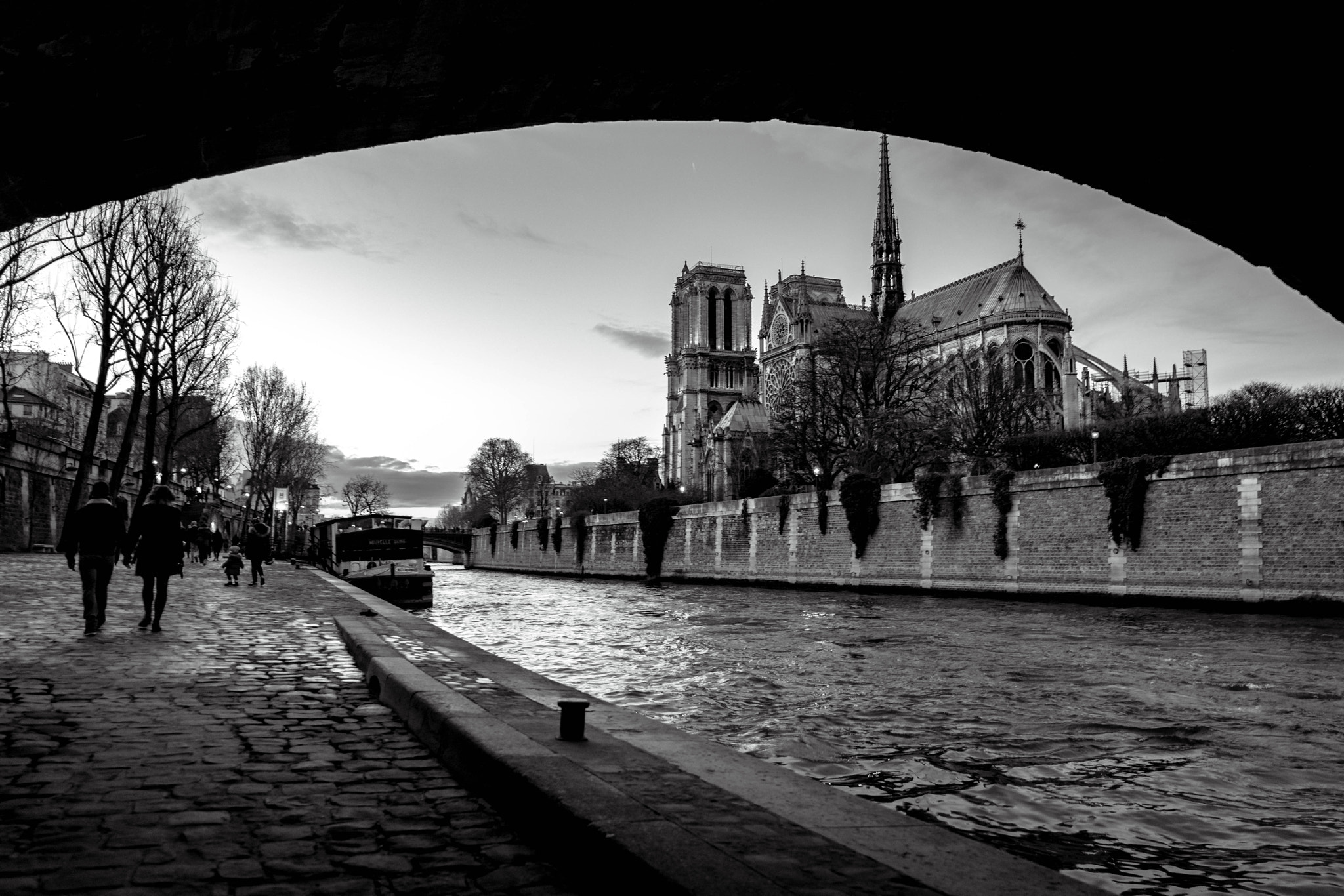 Sony a7 + Sony FE 28mm F2 sample photo. Notre dame photography