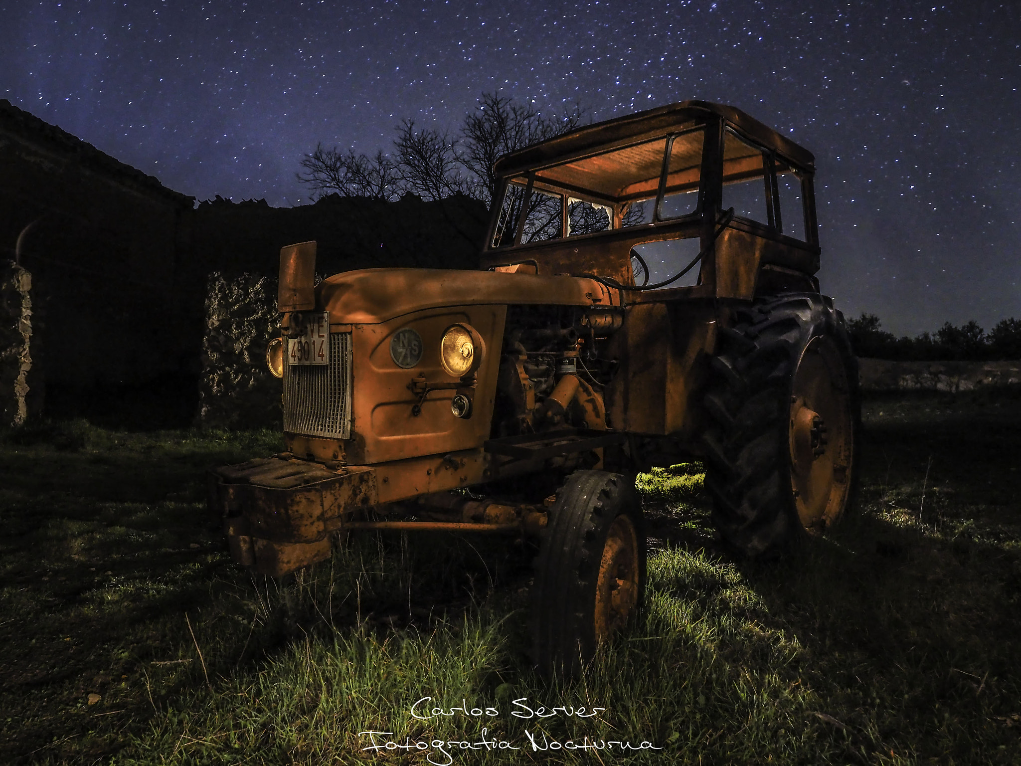 Olympus OM-D E-M5 II + Olympus M.Zuiko Digital ED 7-14mm F2.8 PRO sample photo. Tractor cementery photography