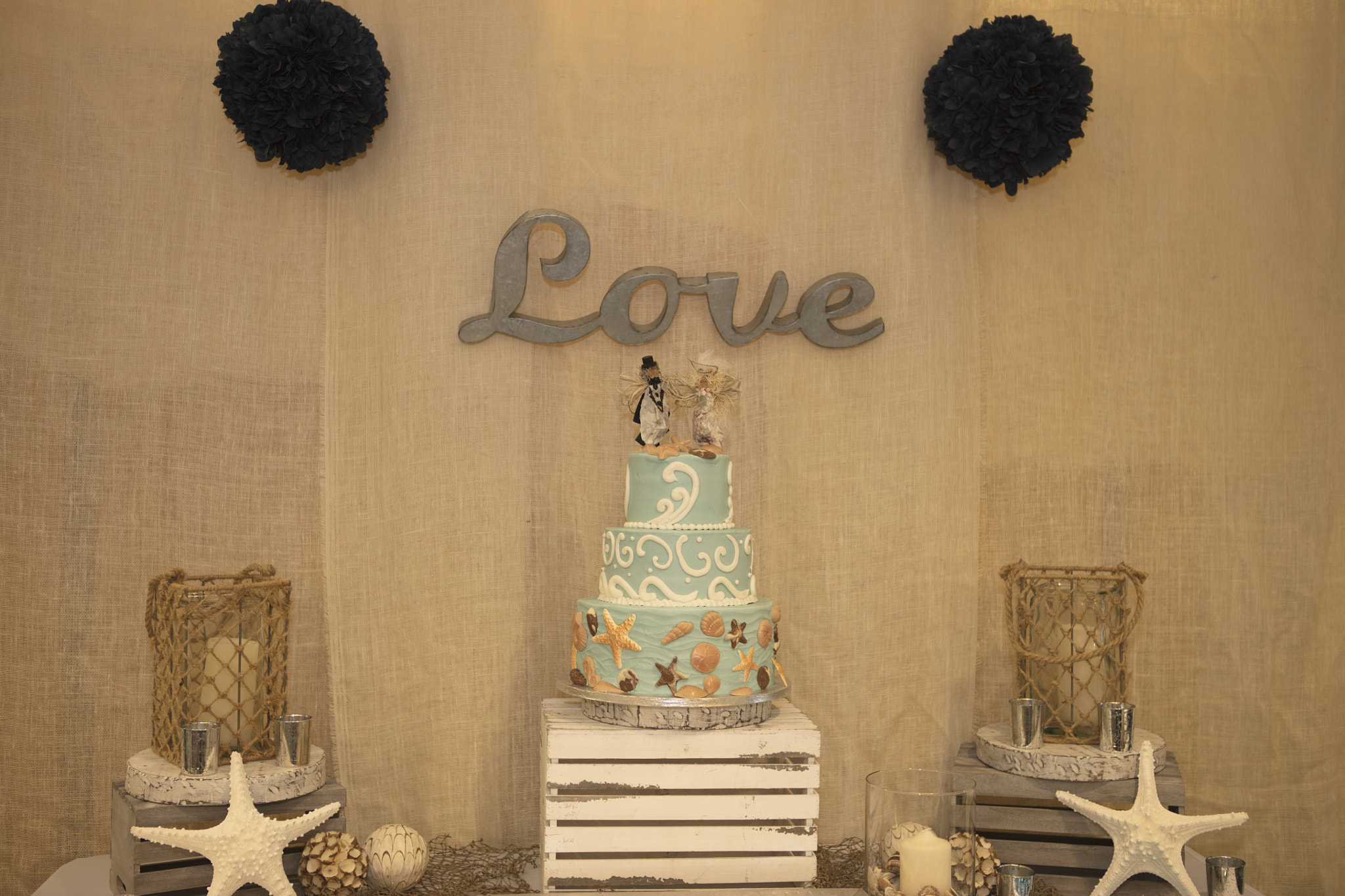 Canon EF 24-70mm F2.8L USM sample photo. Wedding cake and decorations photography