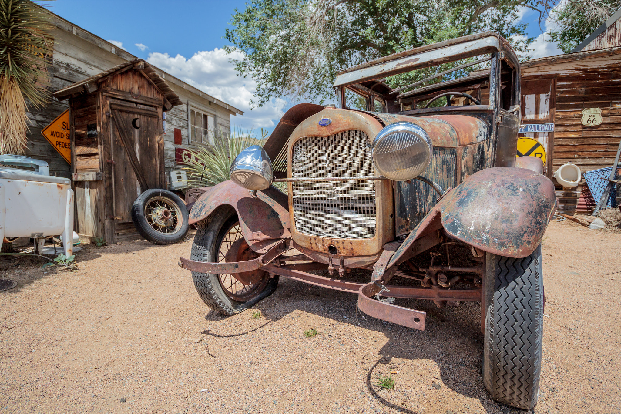 Canon EOS 1200D (EOS Rebel T5 / EOS Kiss X70 / EOS Hi) sample photo. Historic car at hackberry route 66 photography