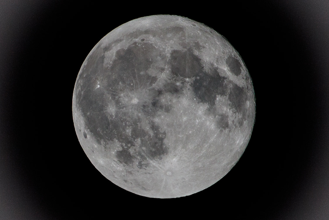 Canon EOS 760D (EOS Rebel T6s / EOS 8000D) + Canon EF-S 55-250mm F4-5.6 IS STM sample photo. Full moon () photography
