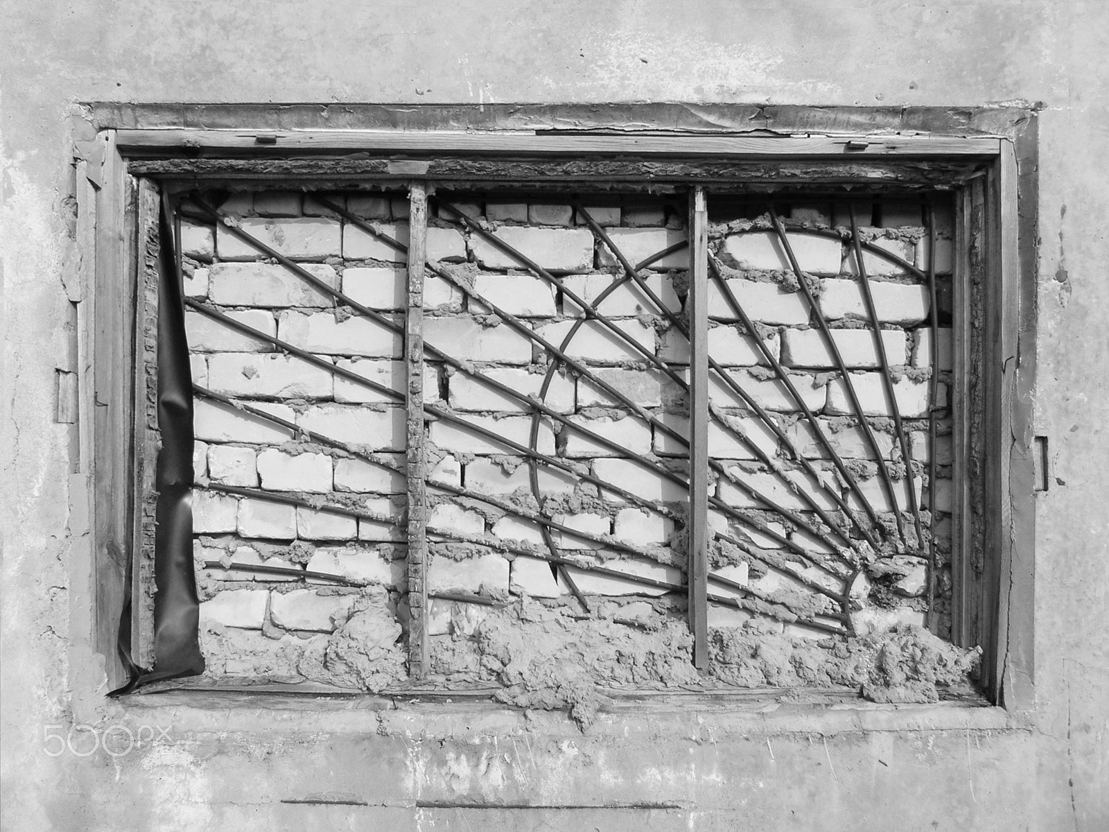 Olympus C5060WZ sample photo. Old grey window photography