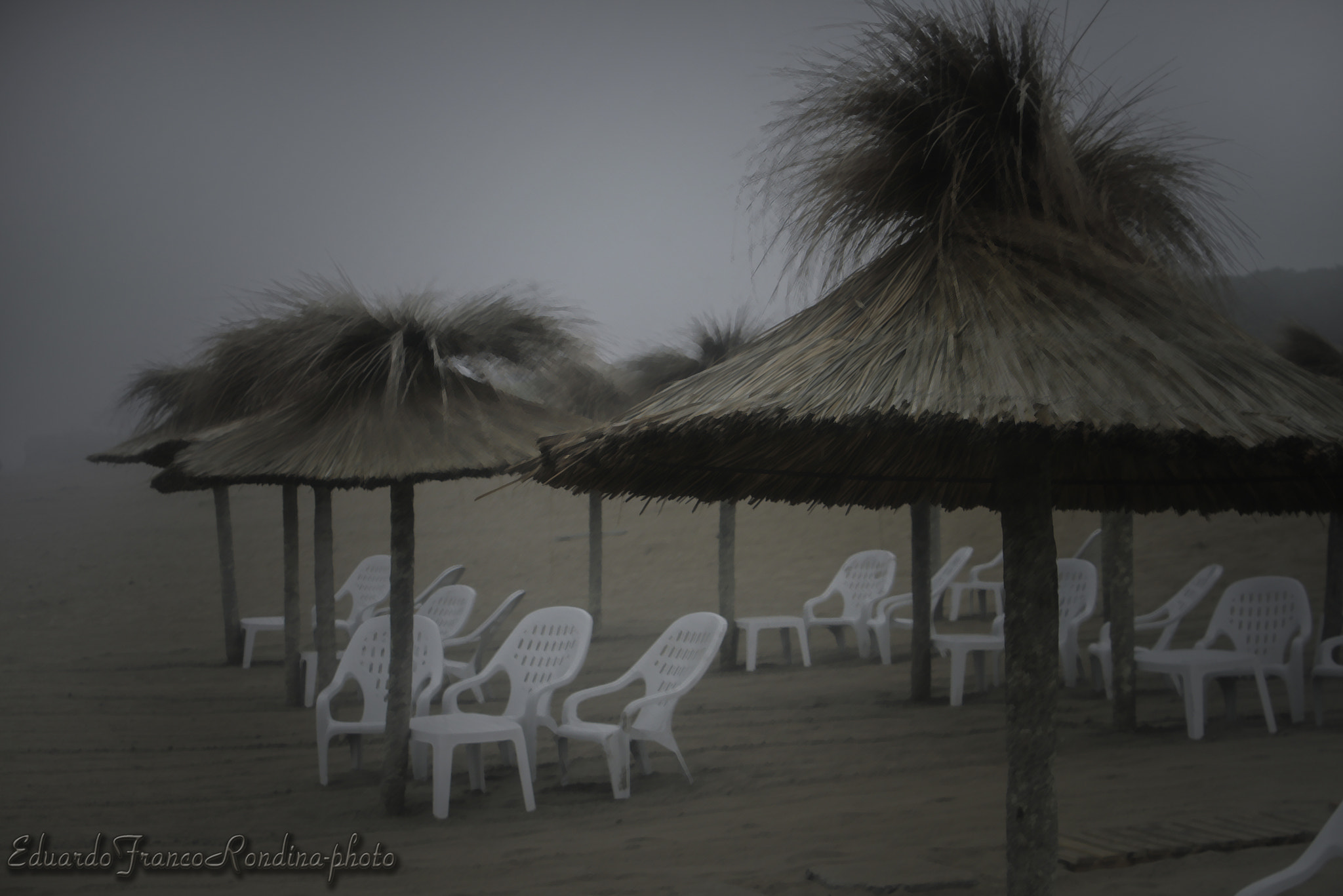 Canon EOS 400D (EOS Digital Rebel XTi / EOS Kiss Digital X) sample photo. Beach umbrella in the haze photography