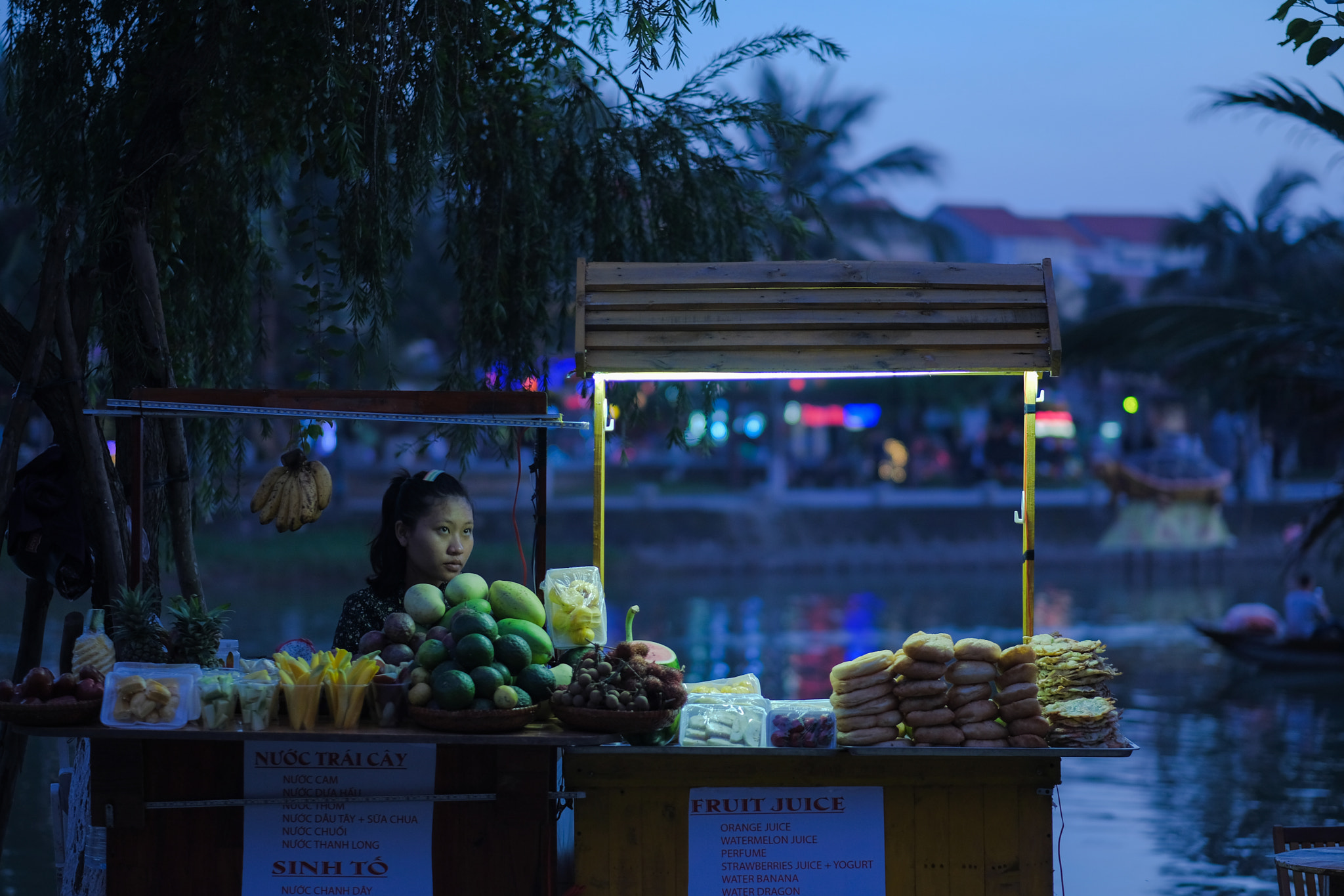 Fujifilm X-Pro2 + Fujifilm XF 56mm F1.2 R APD sample photo. Hoi  an night market photography