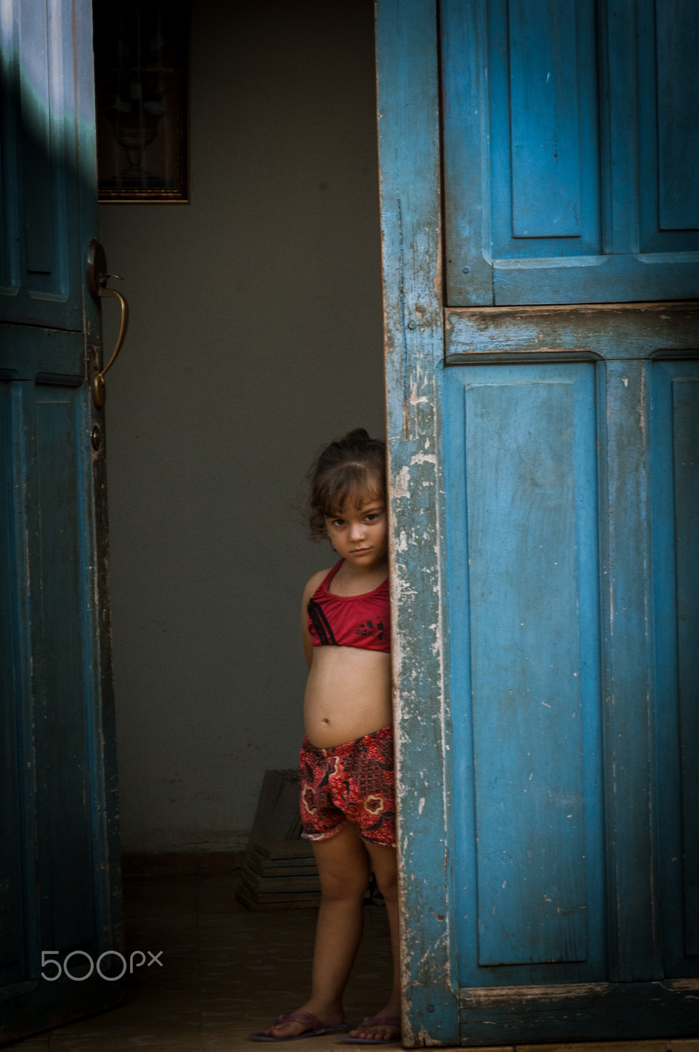 Nikon D70 sample photo. Shy little girl with big blue door, trinidad, cuba photography