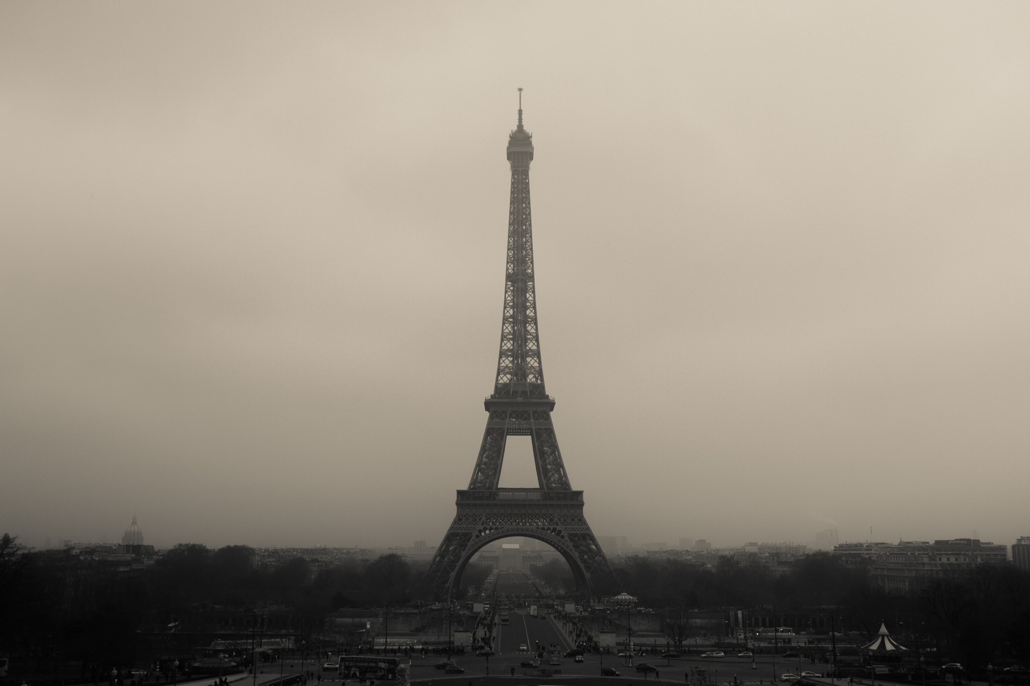 Canon EOS 40D sample photo. Eiffel tower - haze photography
