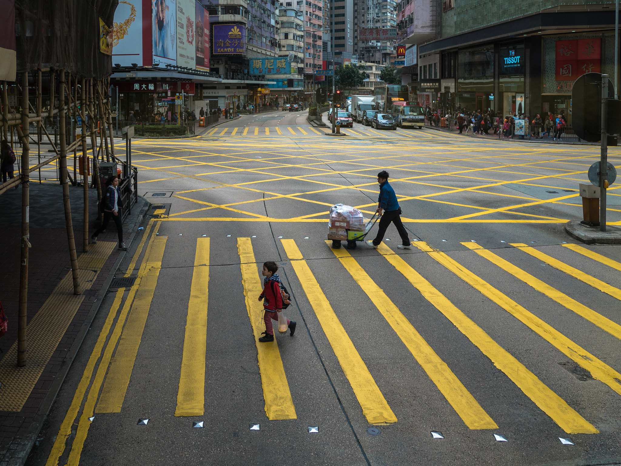 Olympus OM-D E-M5 II + LEICA DG SUMMILUX 15/F1.7 sample photo. Street crossing photography