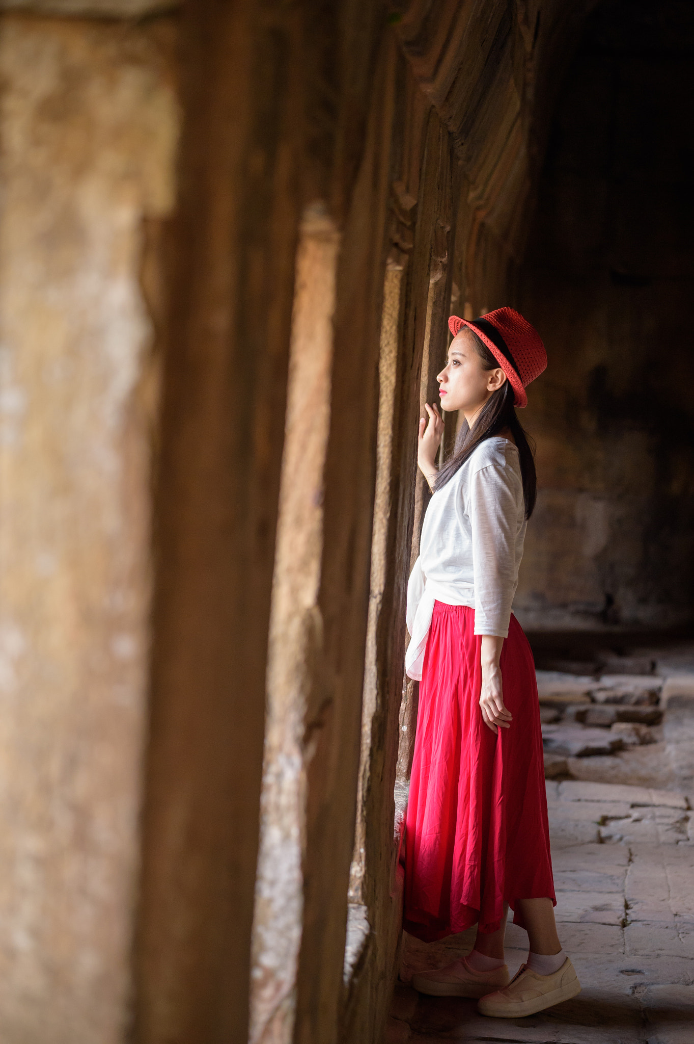 Nikon AF-S Nikkor 70-200mm F4G ED VR sample photo. A girl stand in the corridor photography