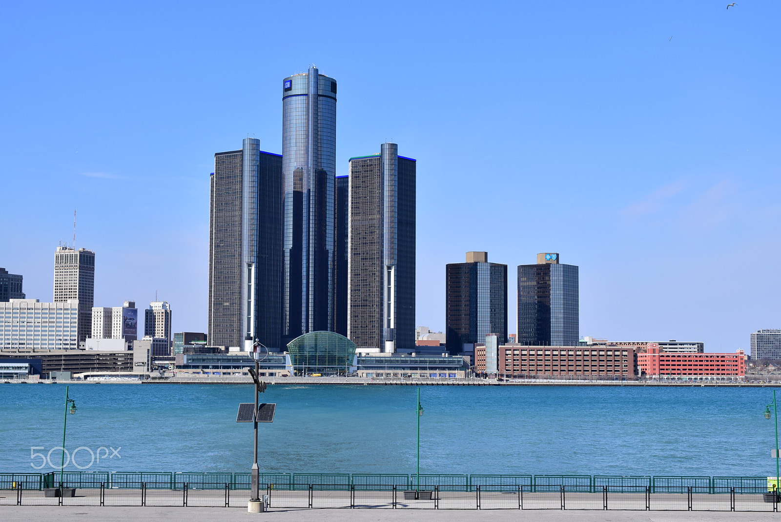Nikon AF-S DX Micro Nikkor 40mm F2.8 sample photo. City life on a sunny day photography
