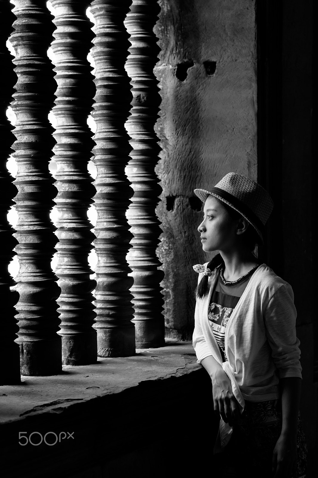 Nikon AF-S Nikkor 70-200mm F4G ED VR sample photo. A young woman looks out of the window photography