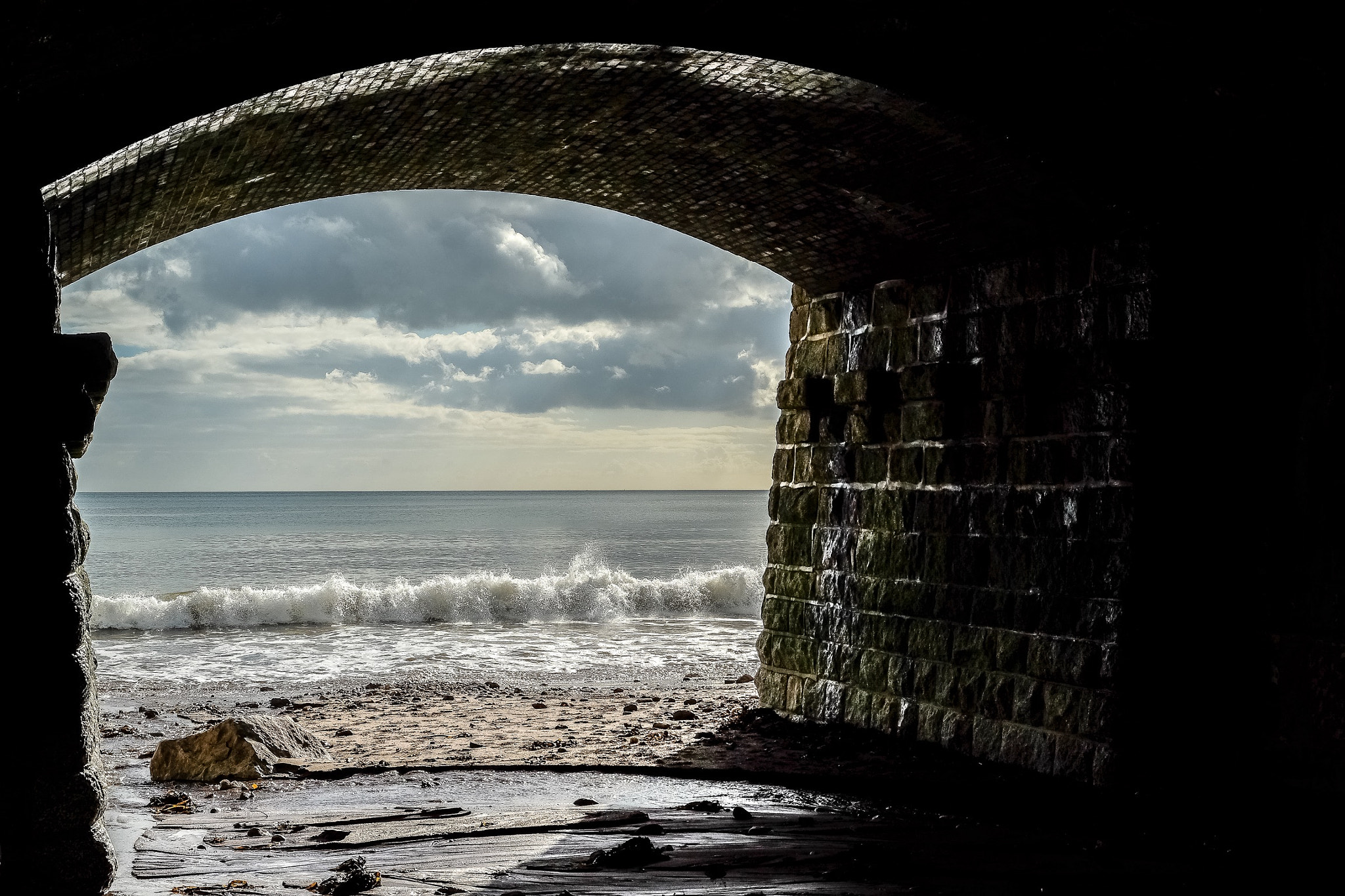 Fujifilm X-E2S + Fujifilm XF 18-55mm F2.8-4 R LM OIS sample photo. Through the tunnel... photography
