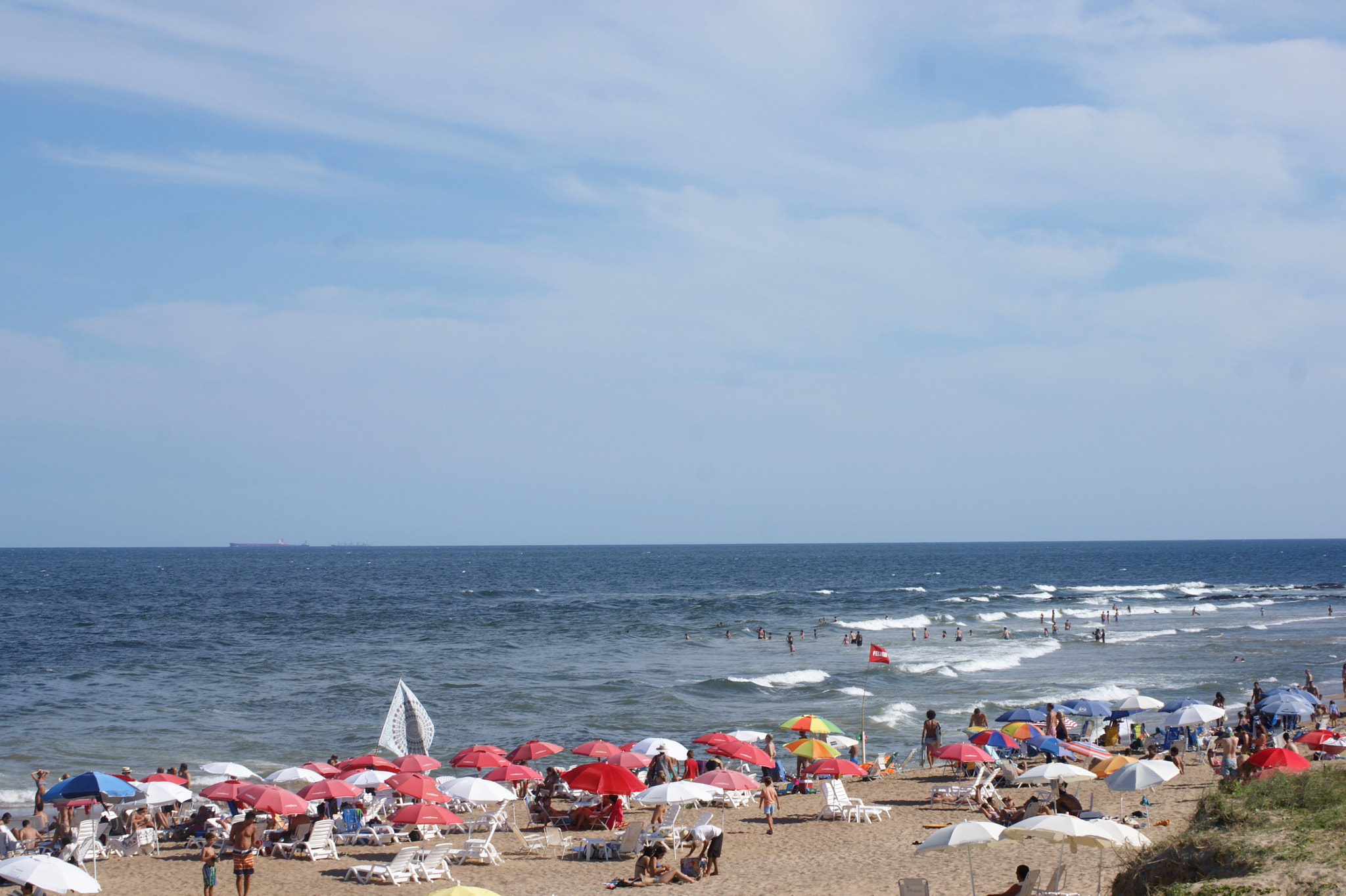 Sony Alpha DSLR-A390 + Sony DT 55-200mm F4-5.6 SAM sample photo. Crowded beach 2 photography