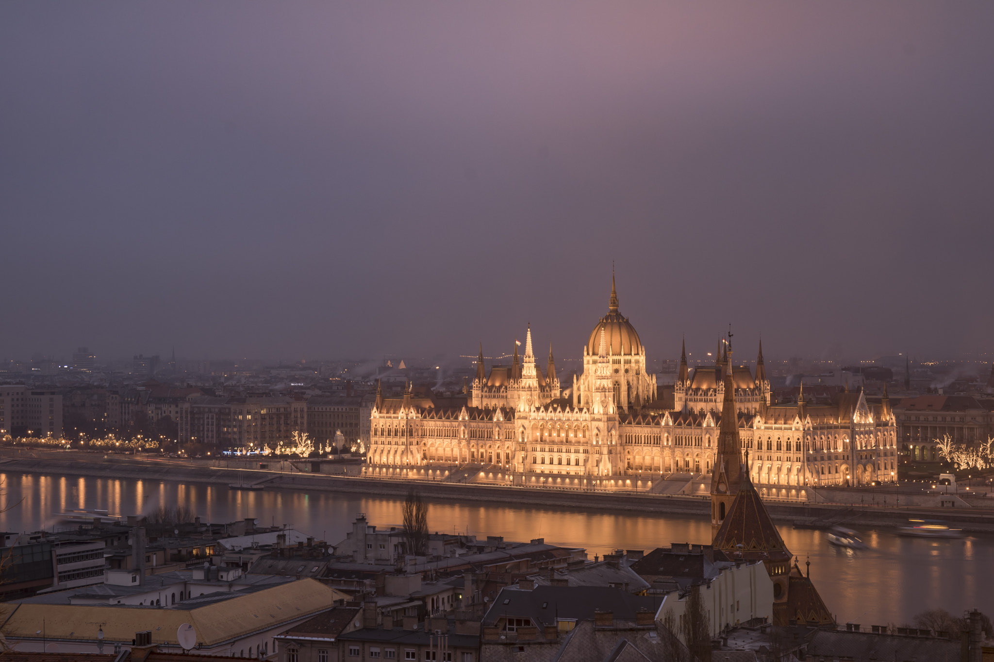 Canon EOS 750D (EOS Rebel T6i / EOS Kiss X8i) + Canon EF-S 17-55mm F2.8 IS USM sample photo. Magichour in budapest, hungary photography