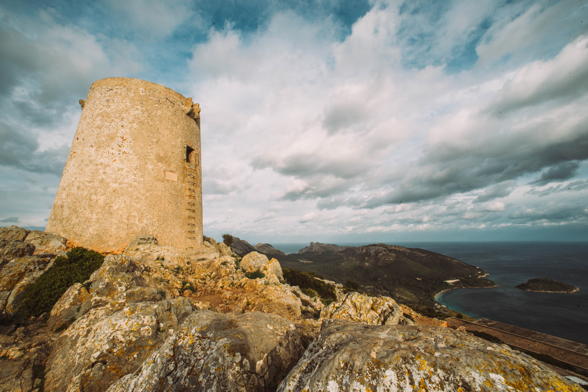 Sigma 14mm F2.8 EX Aspherical HSM sample photo. A tower photography