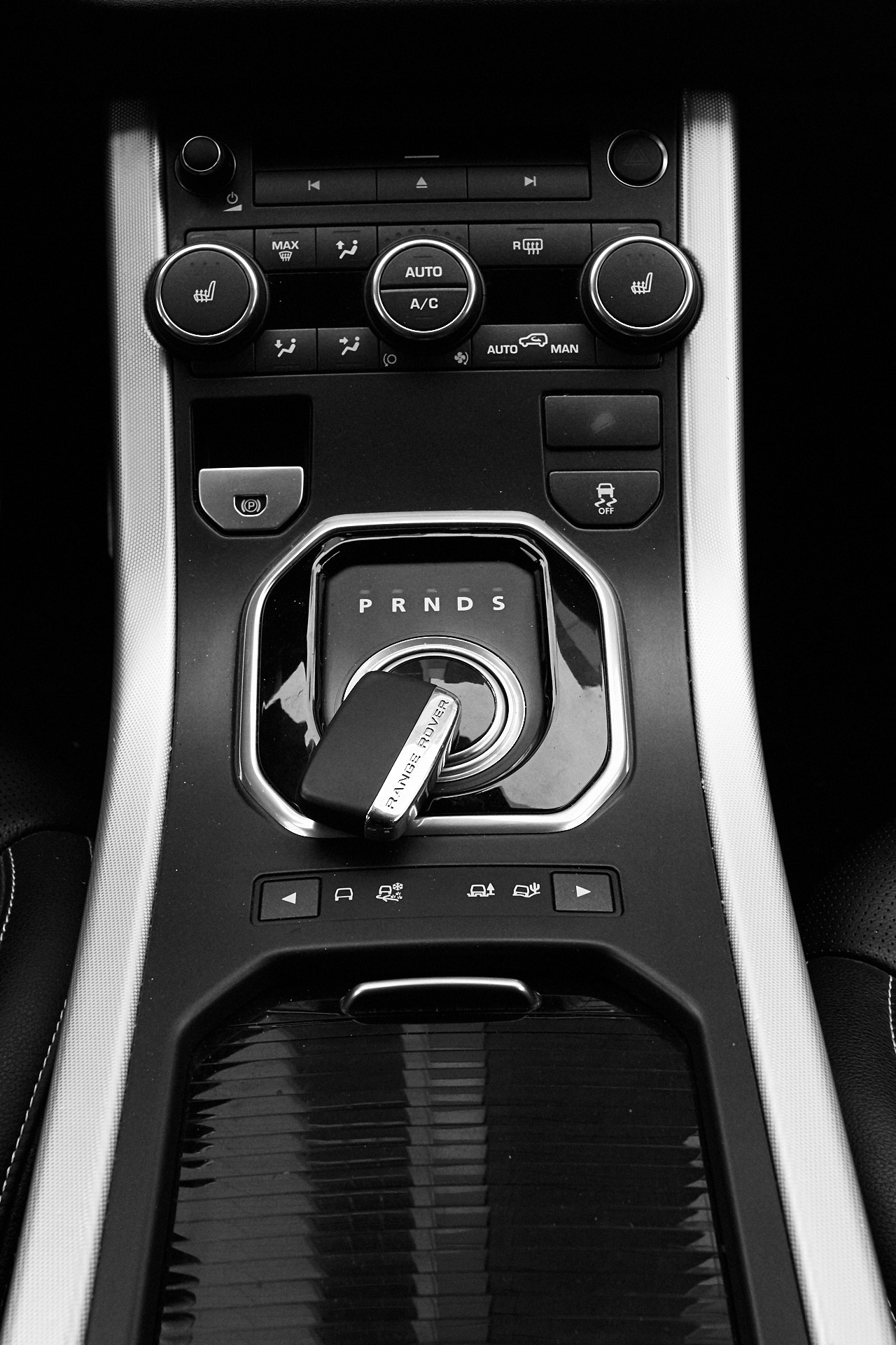 Canon EF 17-40mm F4L USM sample photo. Range rover evoque interior photography