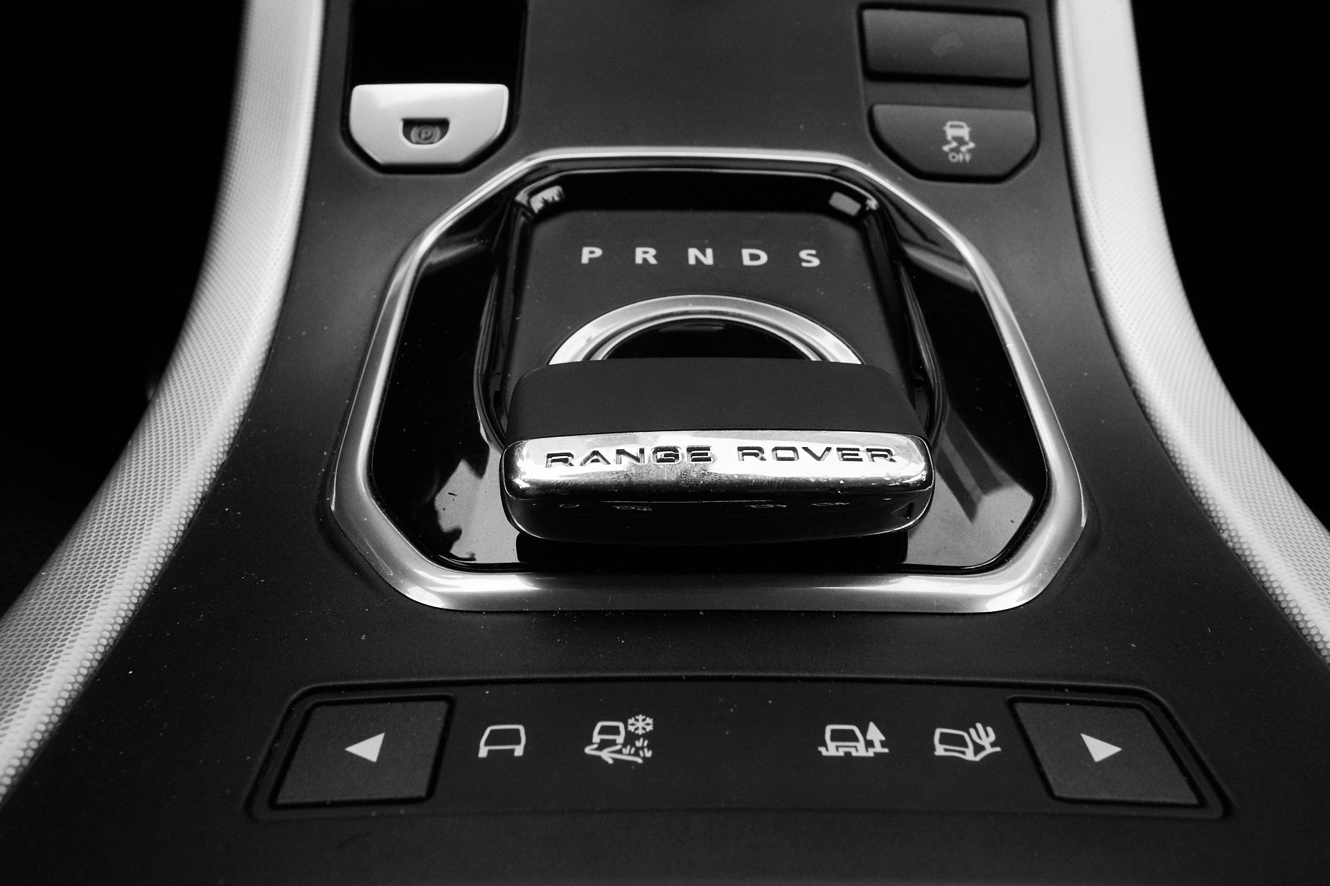 Canon EF 17-40mm F4L USM sample photo. Range rover evoque interior photography