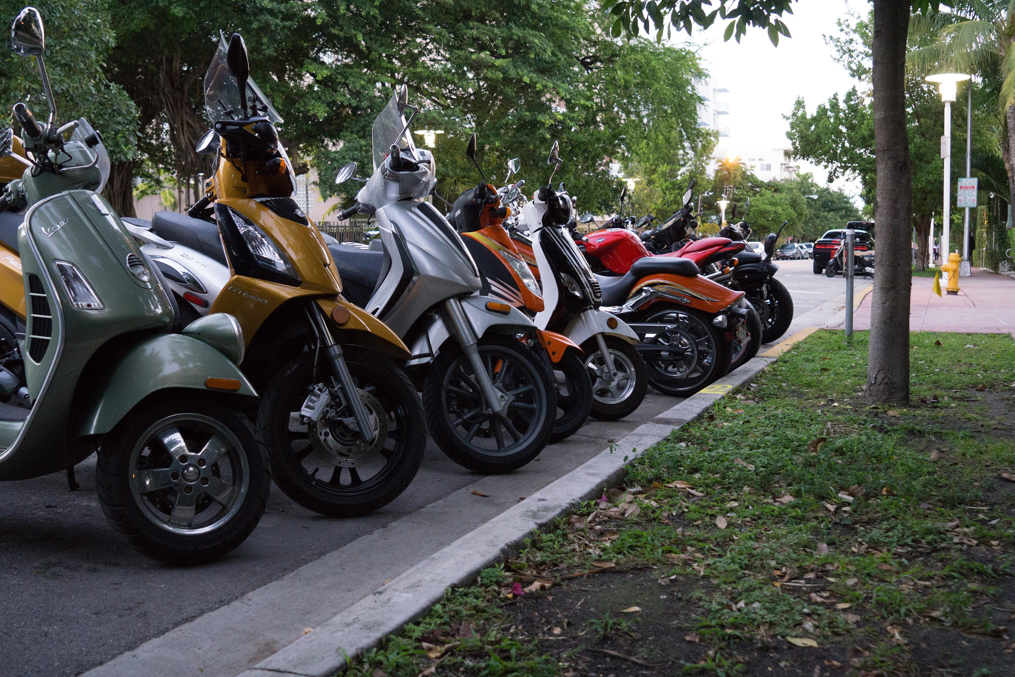 Sony a6000 + Sony Vario Tessar T* FE 24-70mm F4 ZA OSS sample photo. Scooters at miami beach. photography