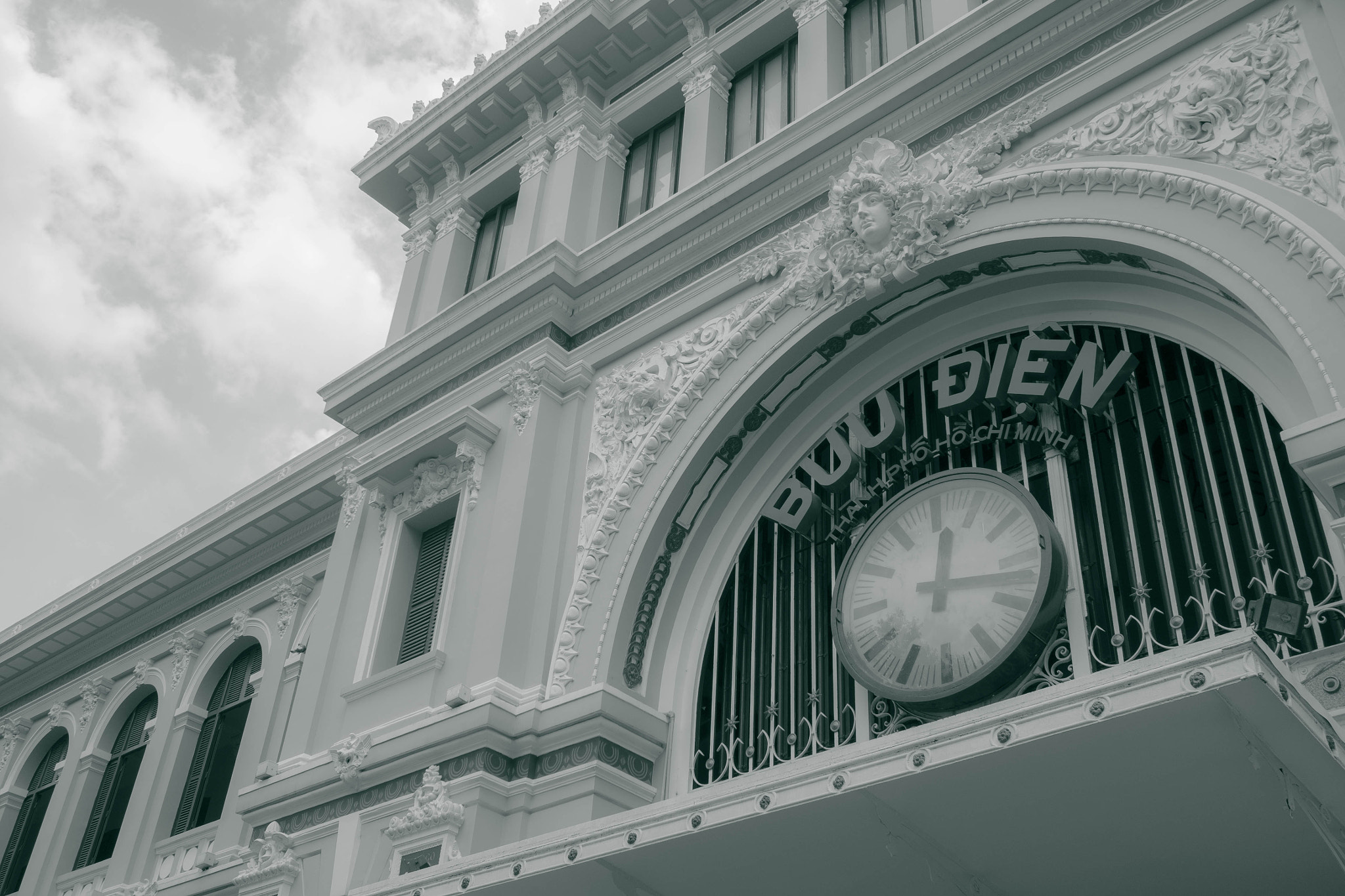 Olympus OM-D E-M5 + Olympus M.Zuiko Digital 17mm F1.8 sample photo. Saigon central post office photography