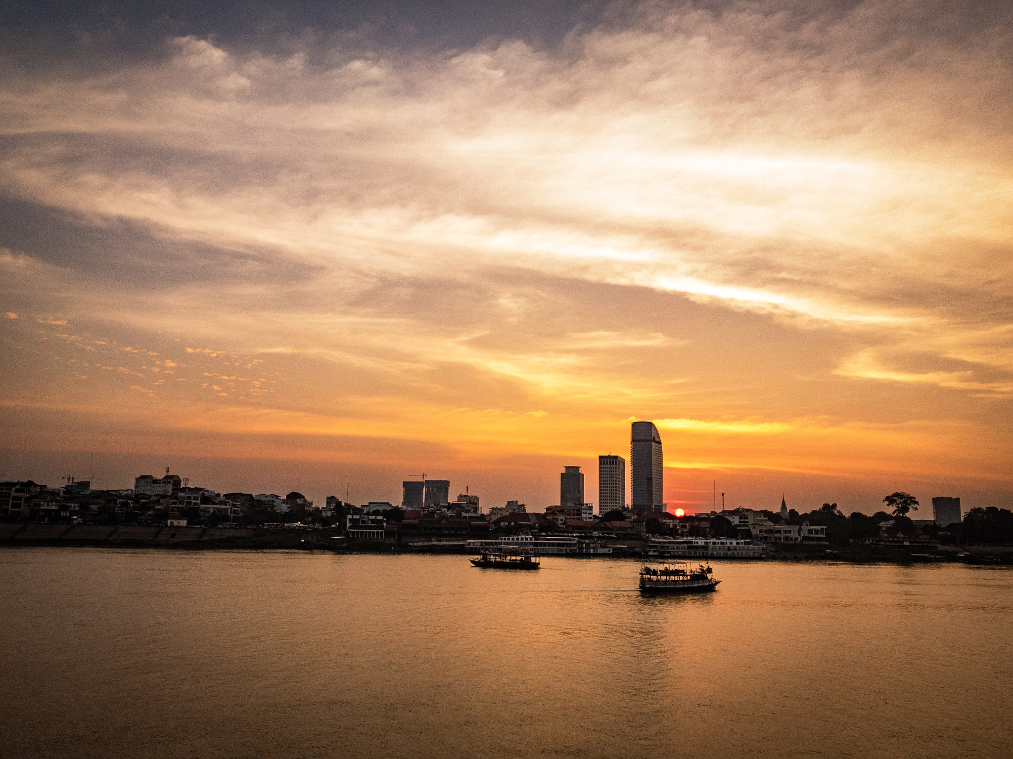 Apple iPhone 7 Plus + iPhone 7 Plus back camera 3.99mm f/1.8 sample photo. Phnom penh at sunset photography