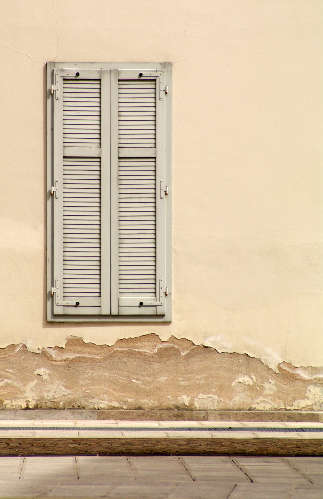 Pentax K-7 + Tamron AF 28-200mm F3.8-5.6 XR Di Aspherical (IF) Macro sample photo. Shutters above a marble wall photography