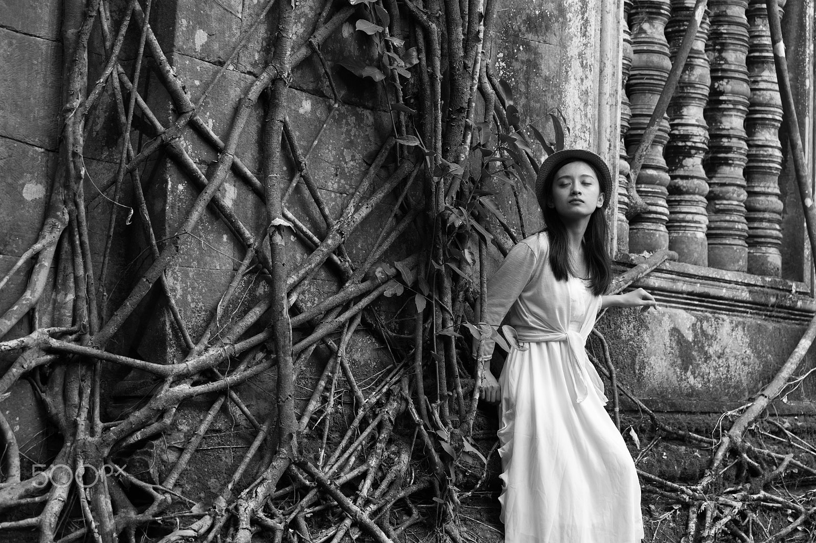 Nikon AF-S Nikkor 70-200mm F4G ED VR sample photo. A young lady stands in front of an old house photography