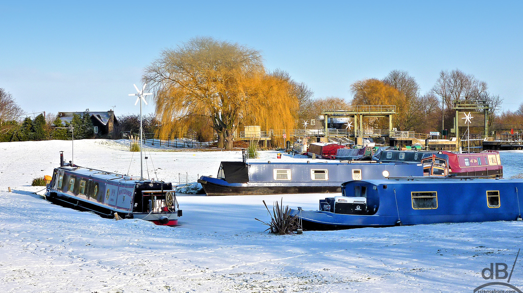 Panasonic Lumix DMC-ZS1 (Lumix DMC-TZ6) sample photo. Snowbound narrowboats photography