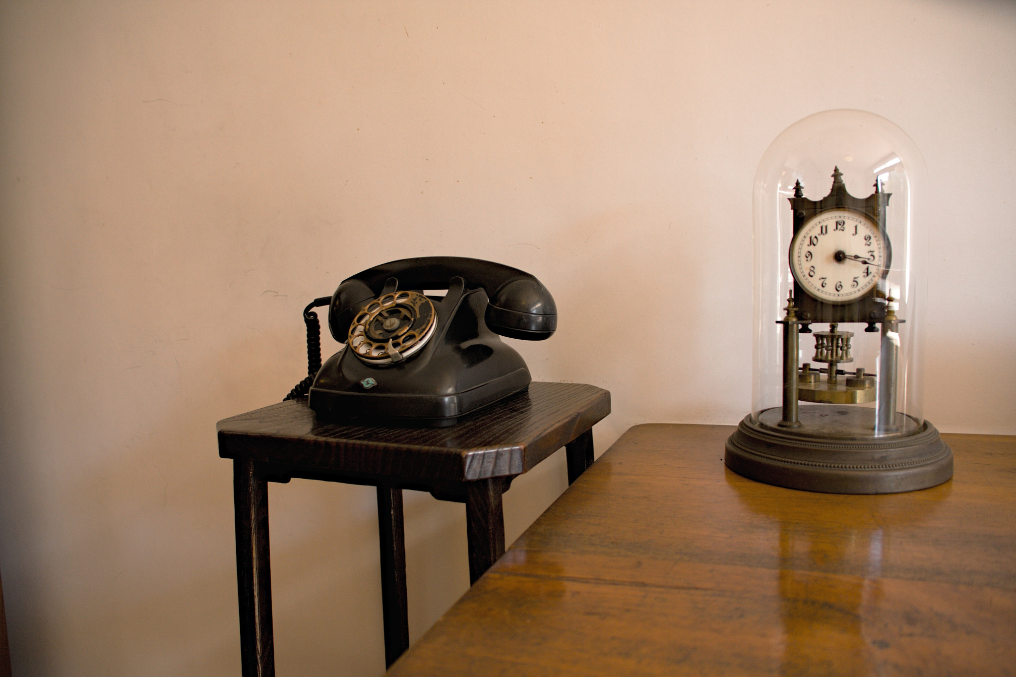 Canon EOS 40D sample photo. Old clock and telephone　古風な時計と電話 photography