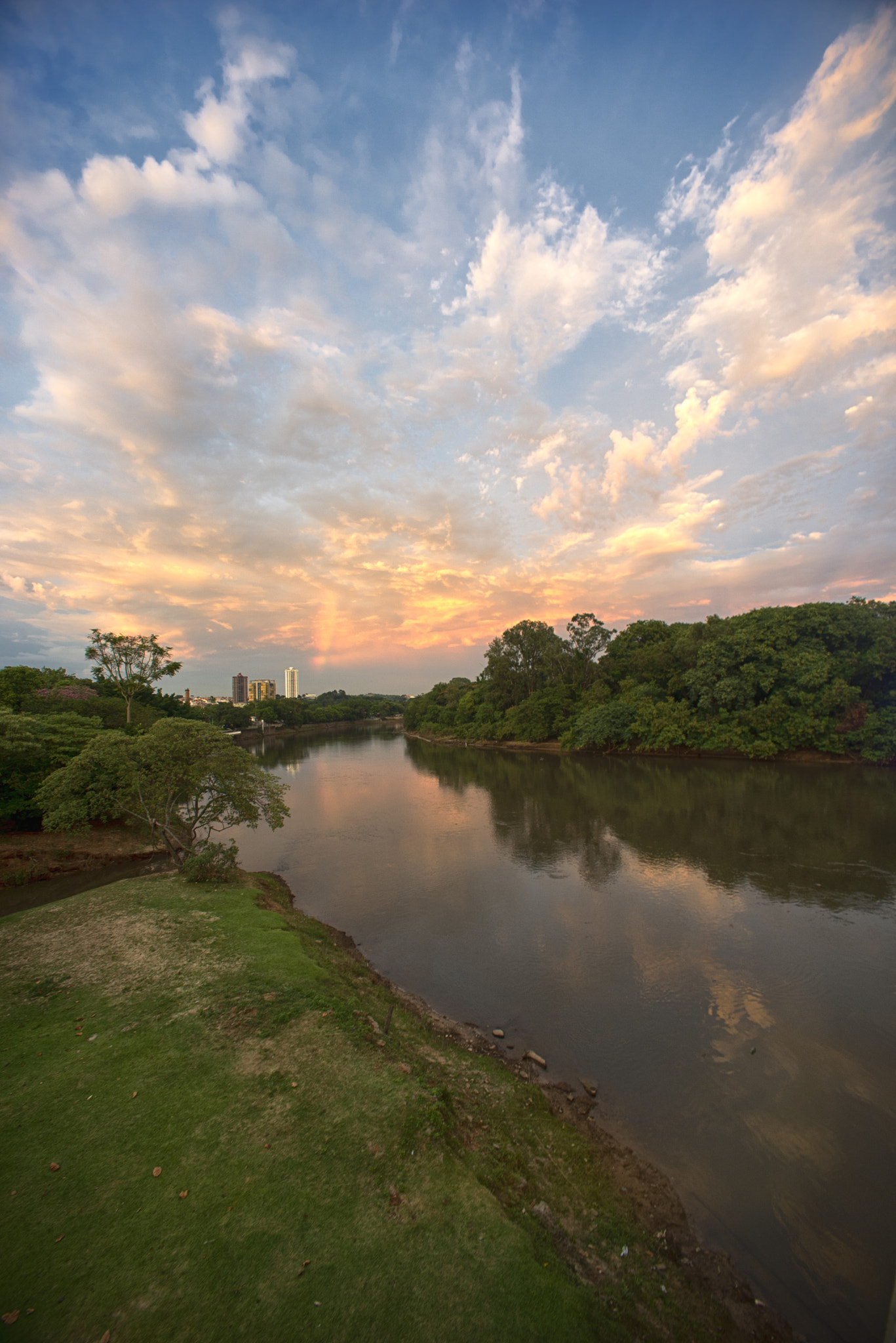 Nikon D610 + Sigma 14mm F3.5 sample photo. Early morning colours photography