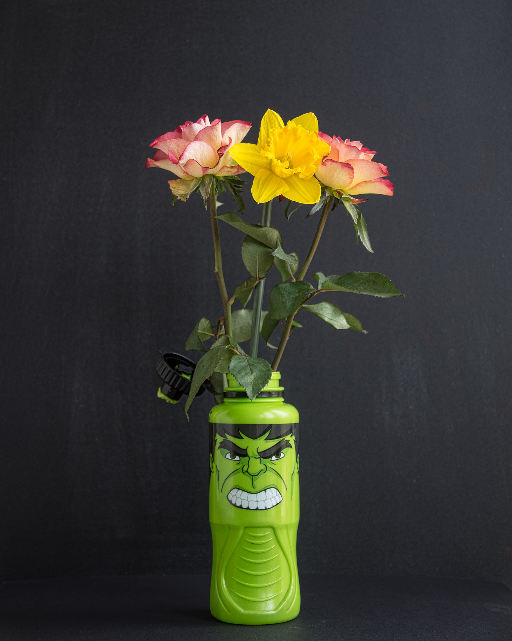 Pentax K-3 sample photo. Two roses a daffodil and the hulk photography