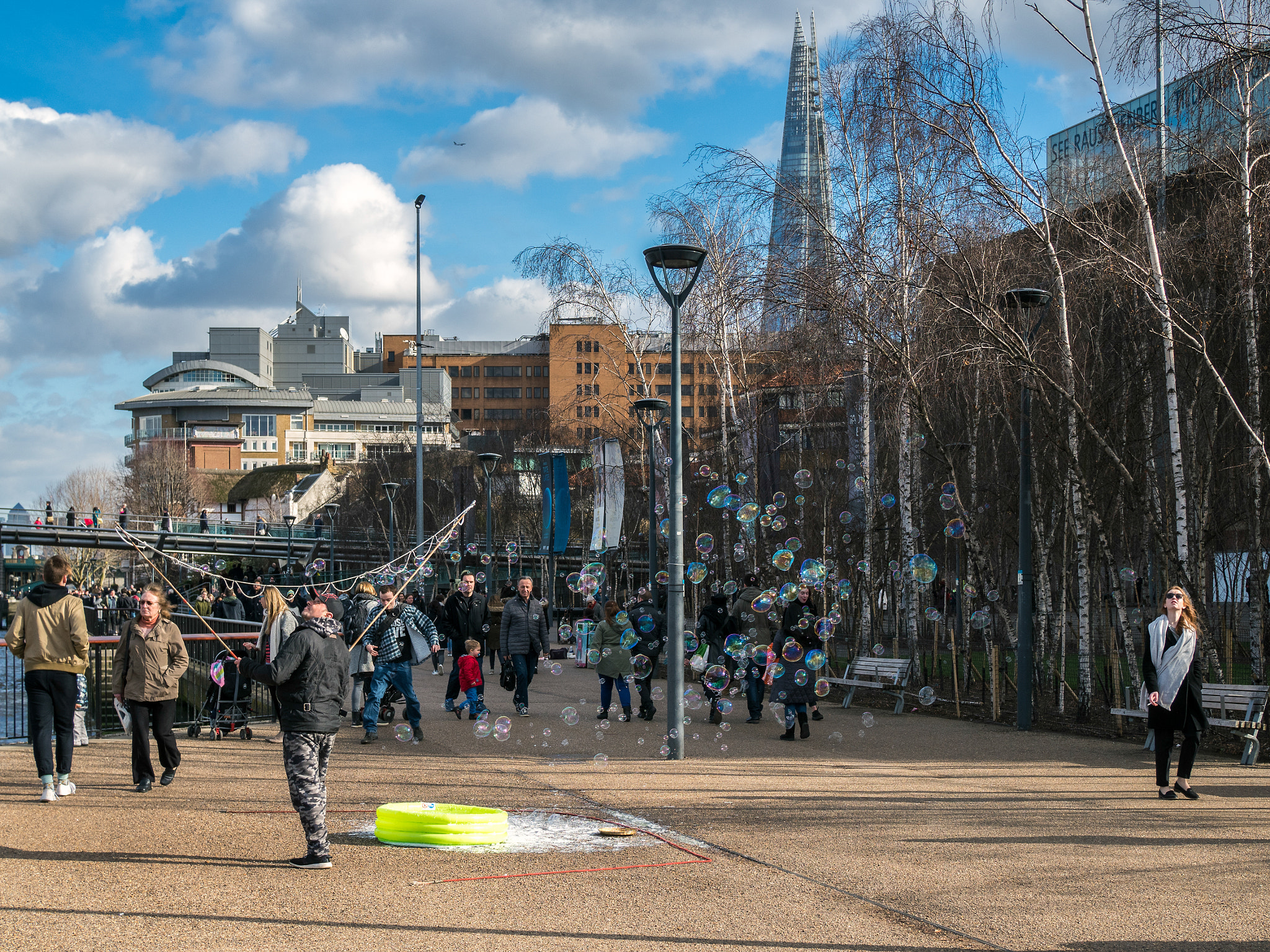 Olympus PEN-F + Olympus M.Zuiko Digital 25mm F1.8 sample photo. Bubblemaker on the southbank of the thames photography