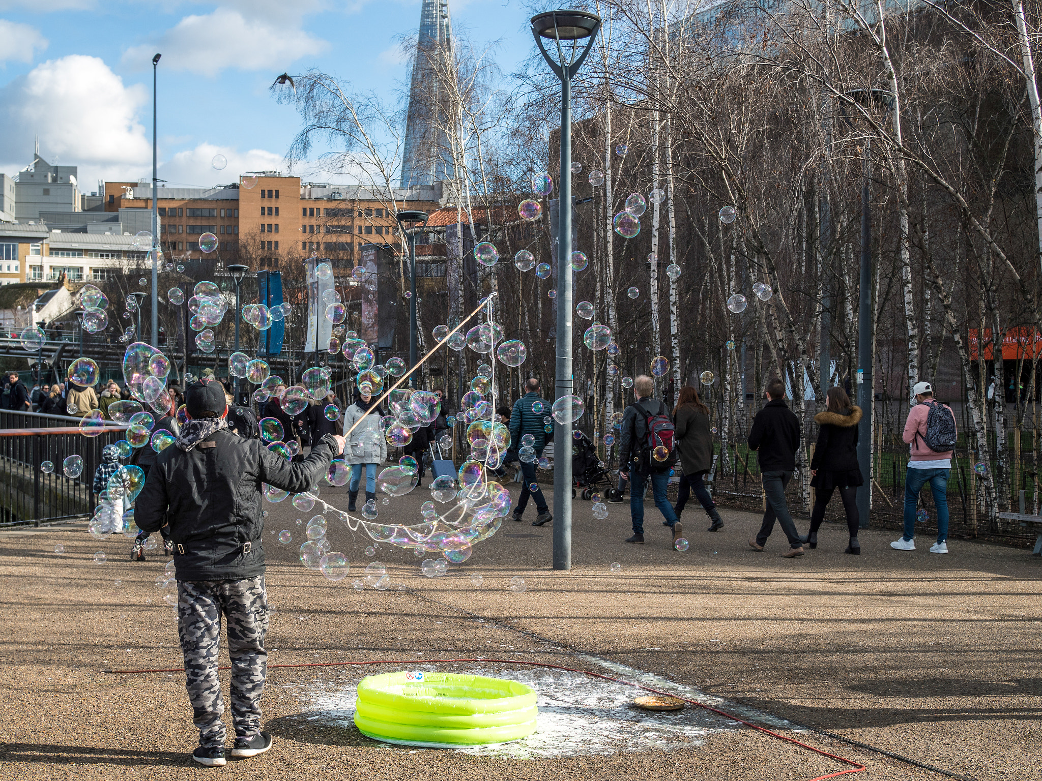 Olympus PEN-F + Olympus M.Zuiko Digital 25mm F1.8 sample photo. Bubblemaker on the southbank of the thames photography