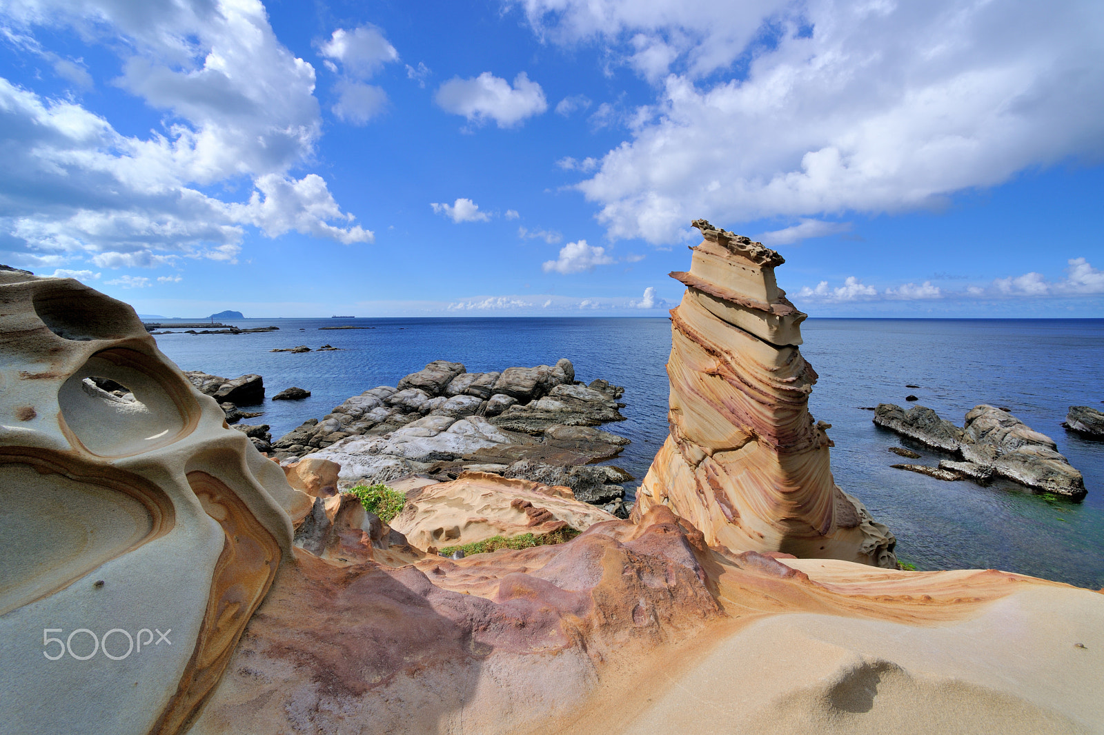 Nikon AF Nikkor 14mm F2.8D ED sample photo. 岩石,雲,海灘 photography