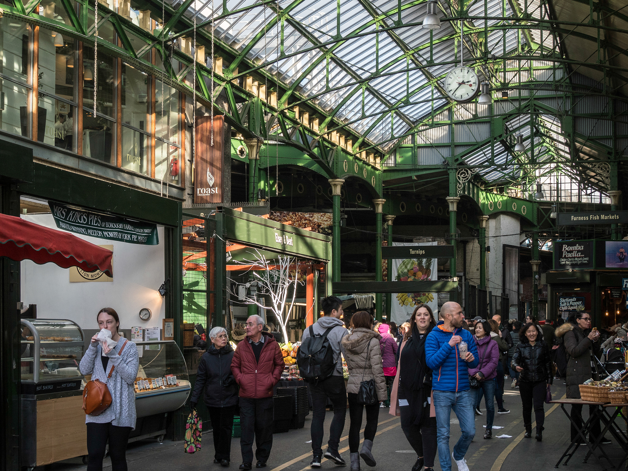 Olympus PEN-F + Olympus M.Zuiko Digital 25mm F1.8 sample photo. People enjoying themselves in borough market photography