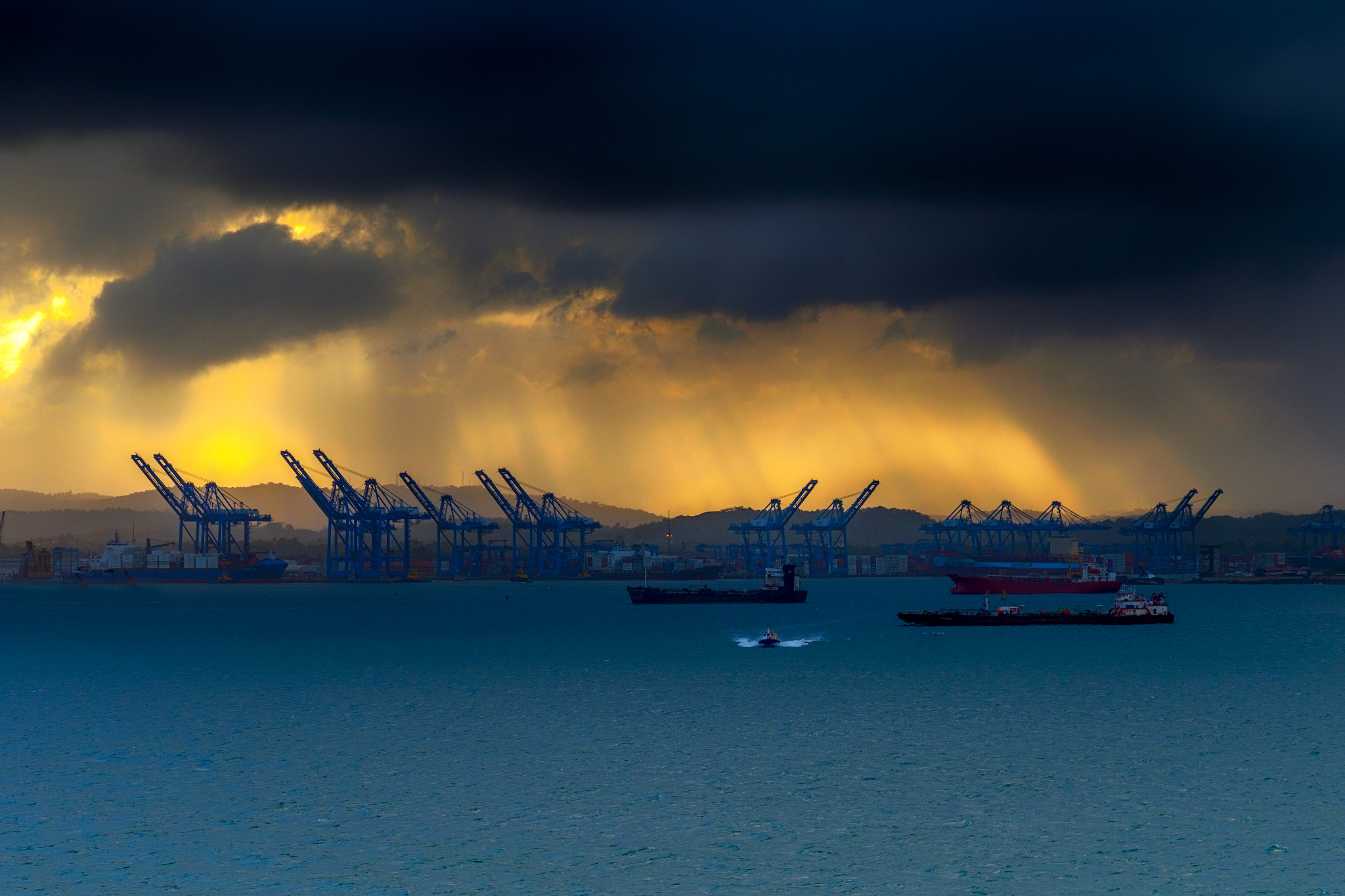 Fujifilm X-T2 + Fujifilm XF 18-135mm F3.5-5.6 R LM OIS WR sample photo. Shipping dock sunrise photography