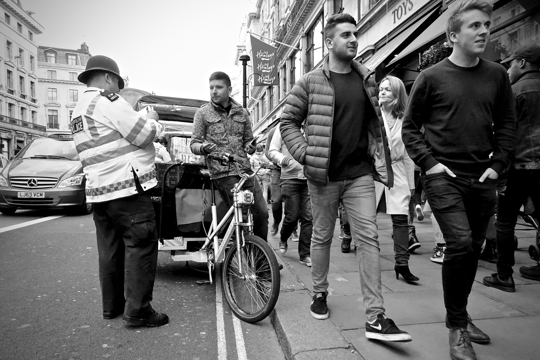 Sony Cyber-shot DSC-RX100 IV + Sony 24-70mm F1.8-2.8 sample photo. Central london, uk. photography
