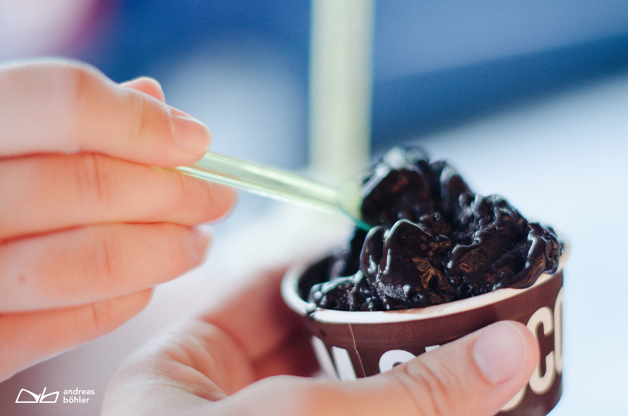 Nikon D5100 + Nikon AF-S Nikkor 50mm F1.4G sample photo. Two hands one cup photography