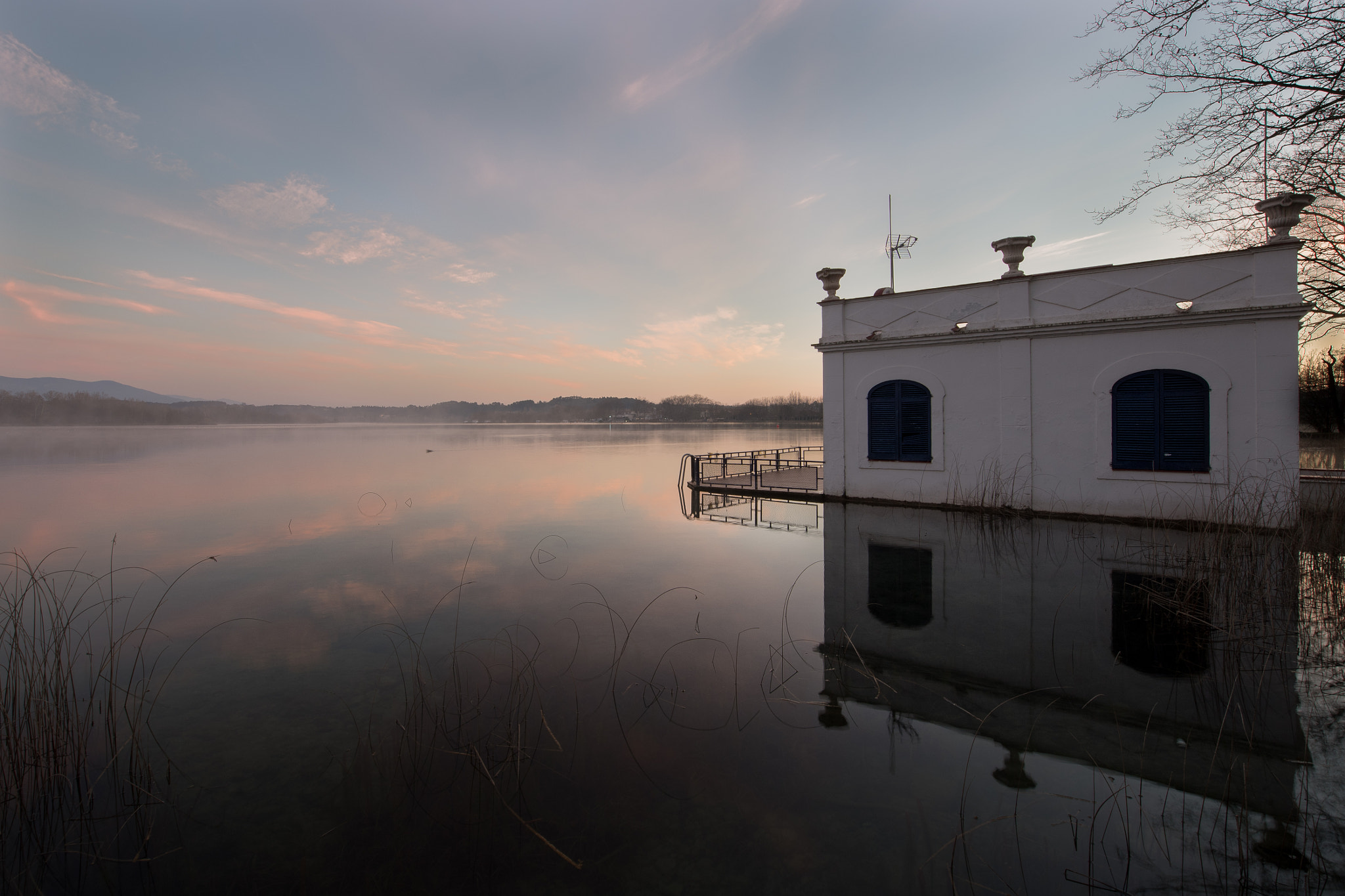 Nikon AF-S Nikkor 14-24mm F2.8G ED sample photo. Banyoles con niebla photography