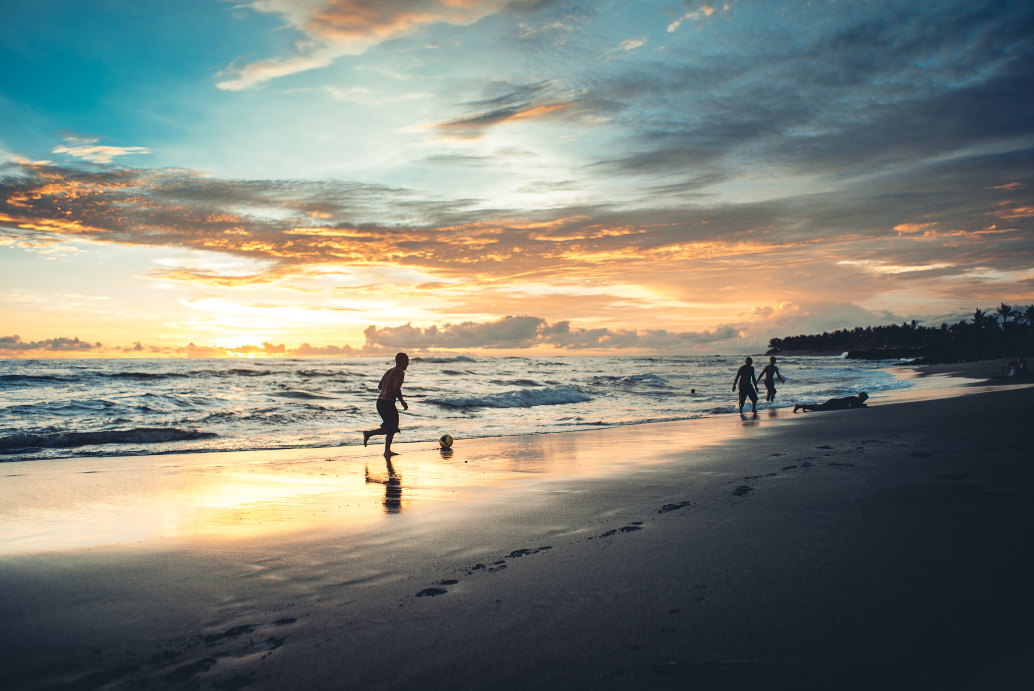 Sony a7S II + Sony DT 50mm F1.8 SAM sample photo. Maradona on the shore photography