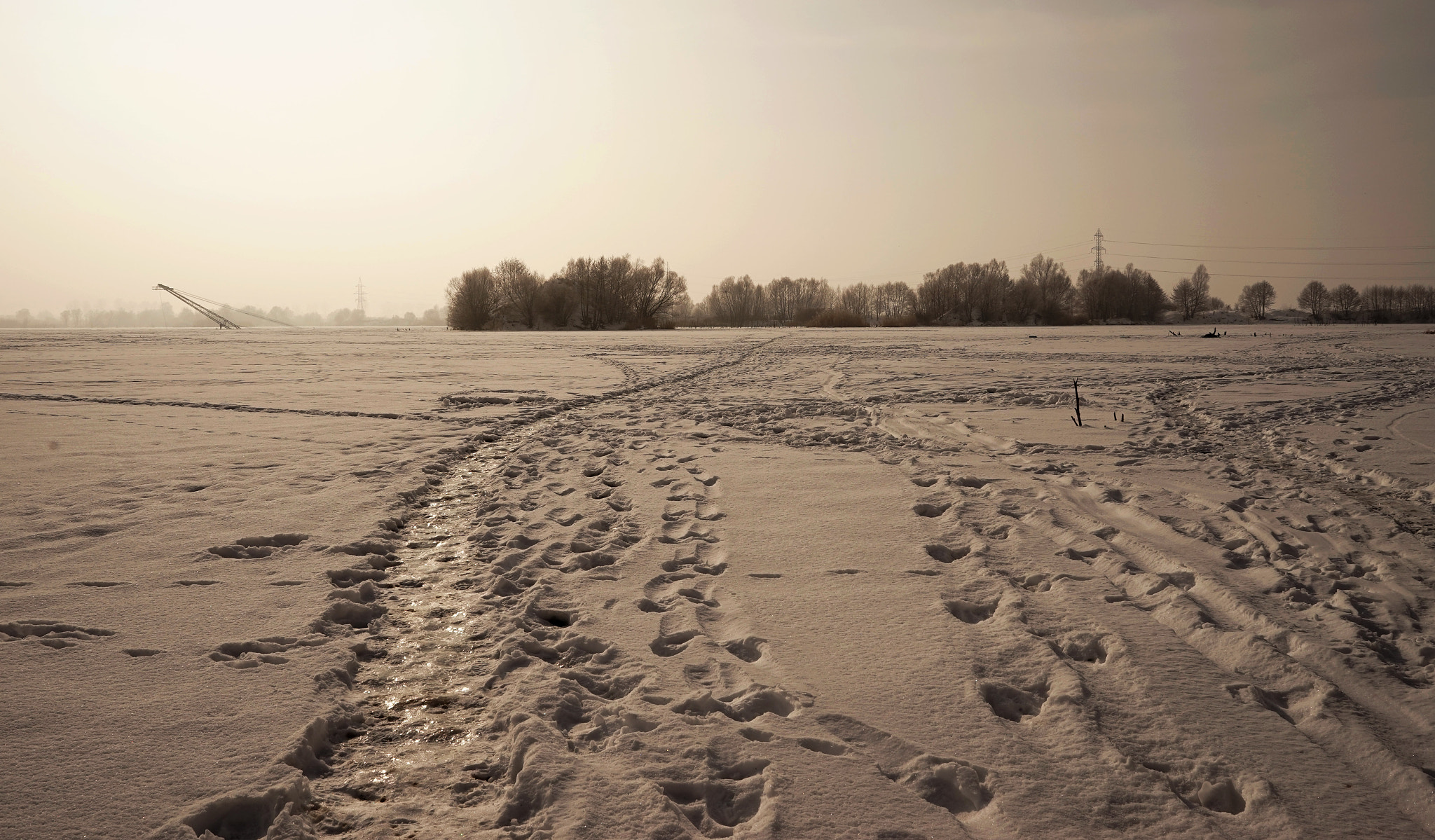 Sony a7 + Sony FE 28mm F2 sample photo. Frozen lake photography