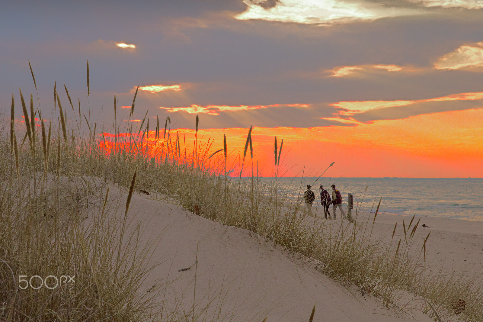 Canon EOS 5DS R sample photo. Beach hikers at sunset photography