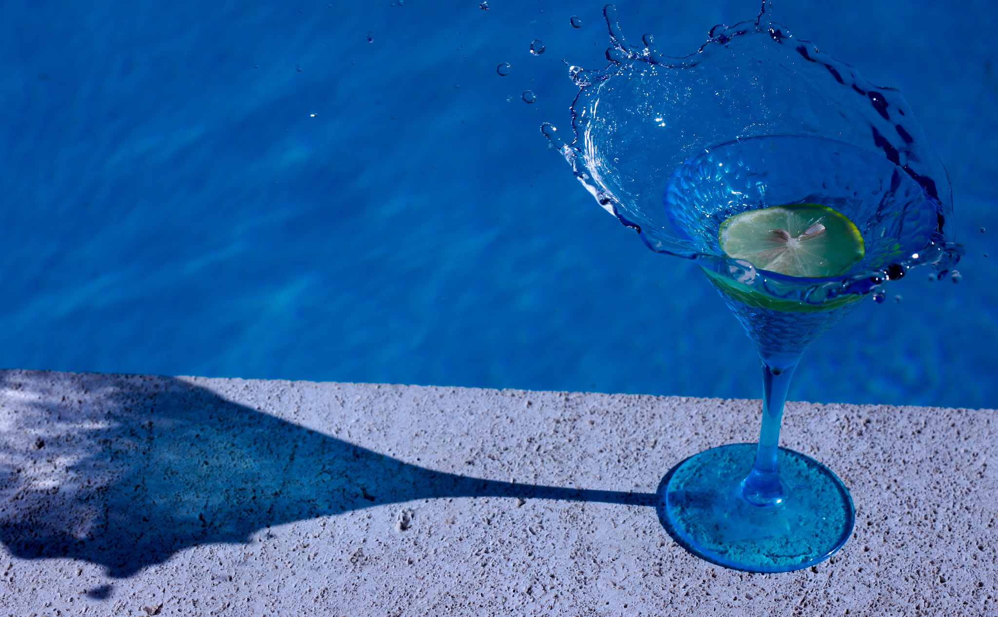 Canon EF 28-90mm f/4-5.6 sample photo. Verre, ombre & bleu photography
