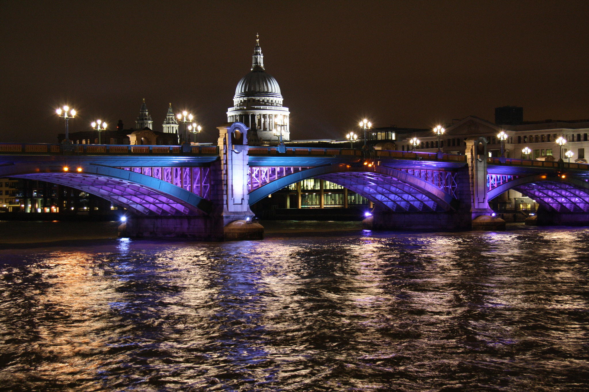 Canon EF-S 18-200mm F3.5-5.6 IS sample photo. London at night photography